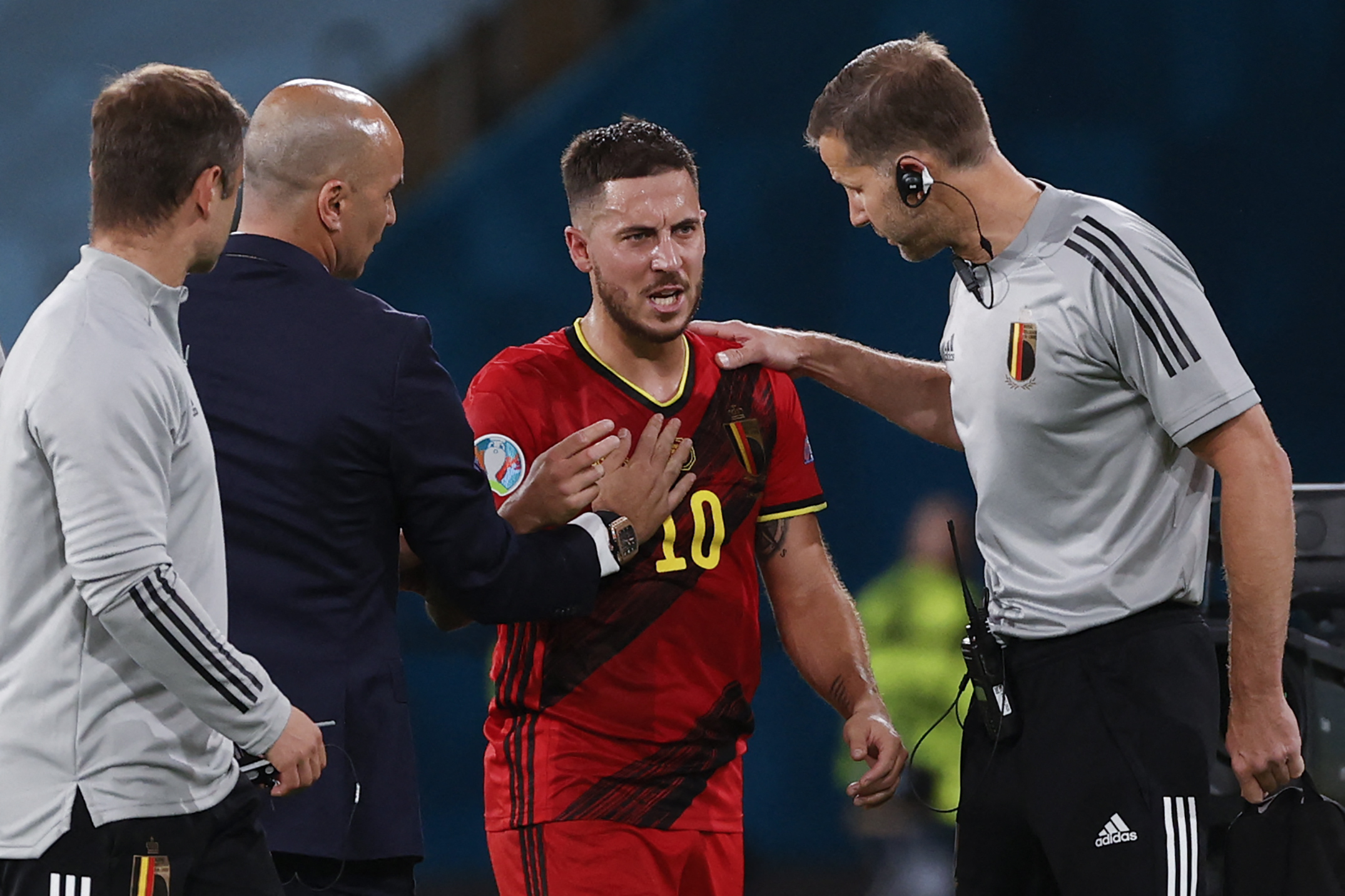 Gelandang timnas Belgia Eden Hazard saat ditarik ke luar dalam laga 16 besar Piala Eropa 2020 melawan Portugal.