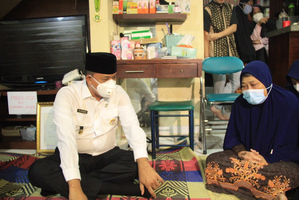 Wakil Wali Kota Bekasi Tri Adhianto saat melakukan takziah ke kediaman Markis Kido.