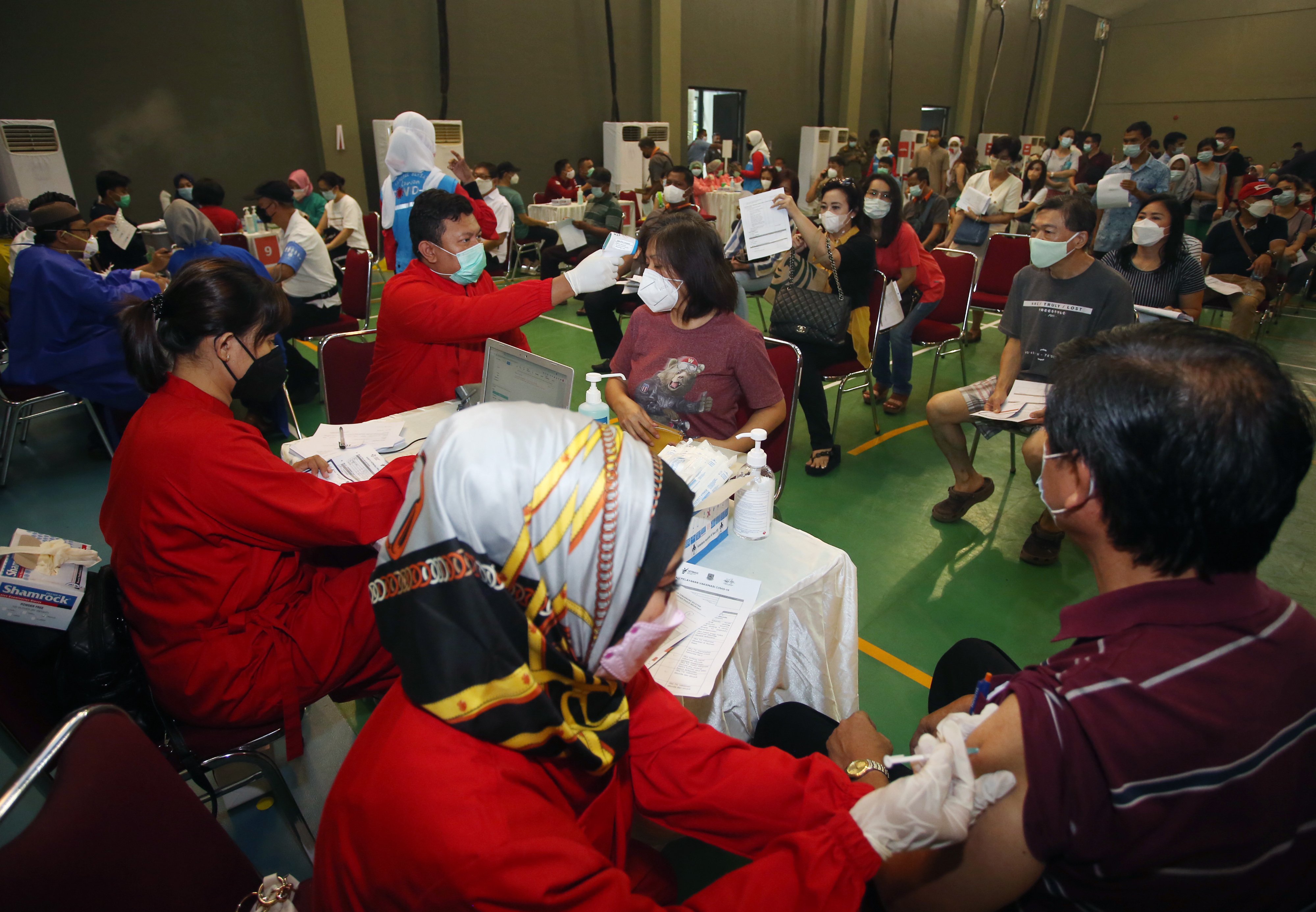  Ratusan warga mengikuti vaksinasi massal di Sport Centre Alam Sutera, Serpong, Tangerang Selatan, Banten, Selasa (15/6).