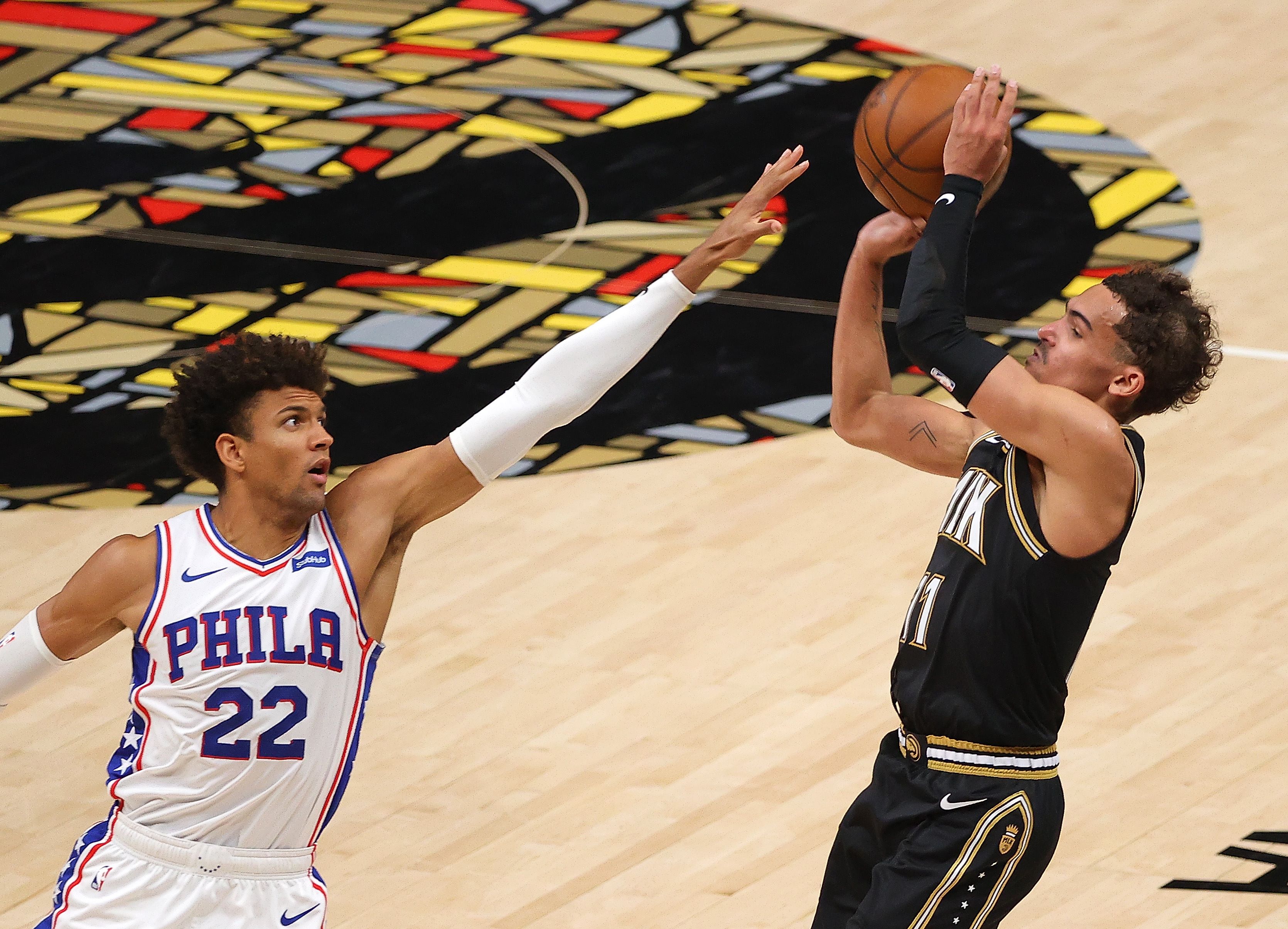 Bintang Atlanta Hawks Trae Young (kanan) melepaskan tembakan dalam laga playoff NBA melawan Philadelphia 76ers.