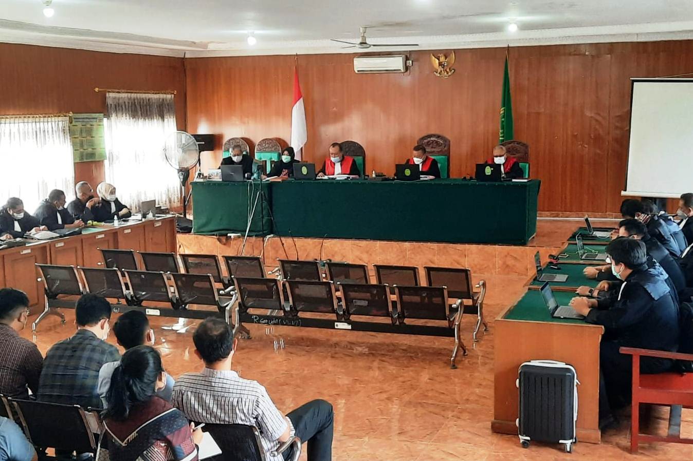 Suasana sidang putusan kasus suap atau gratifikasi yang melibatkan Bupati Muara Enim periode 2014-2019, Muzakir Sai Sohar, Kamis (17/6).
