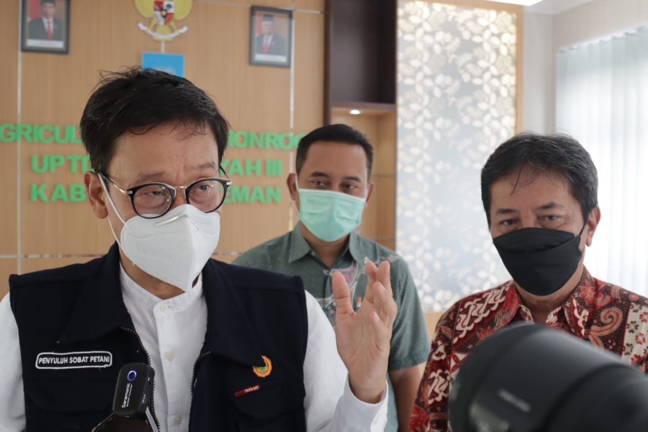 Kepala Badan Penyuluhan dan Pengembangan SDM Pertanian (BPPSDMP) Kementan, Dedi Nursyamsi (kiri).