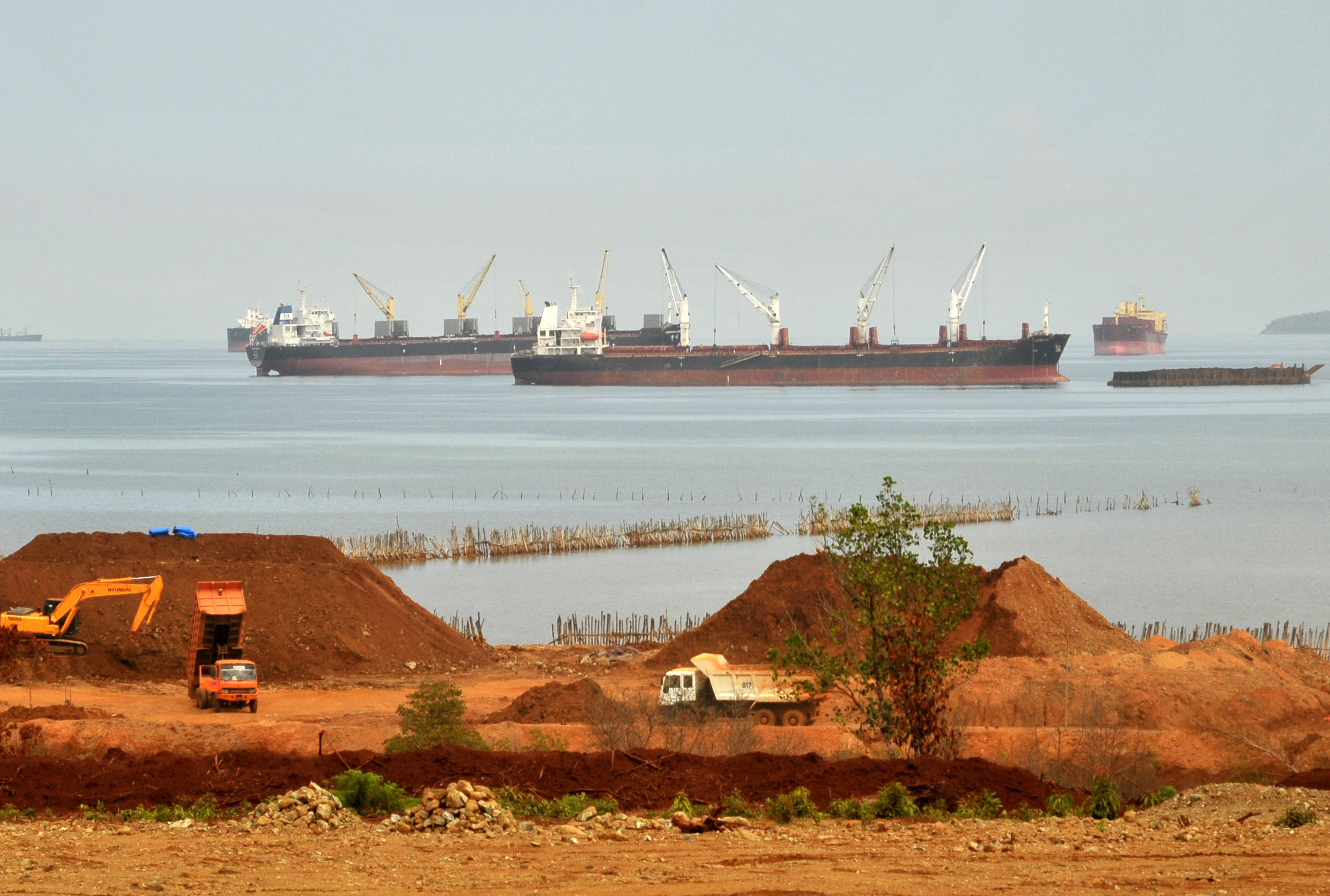 Aktivitas pengangkutan hasil tambang nikel di Kolaka, Sulawesi Tenggara