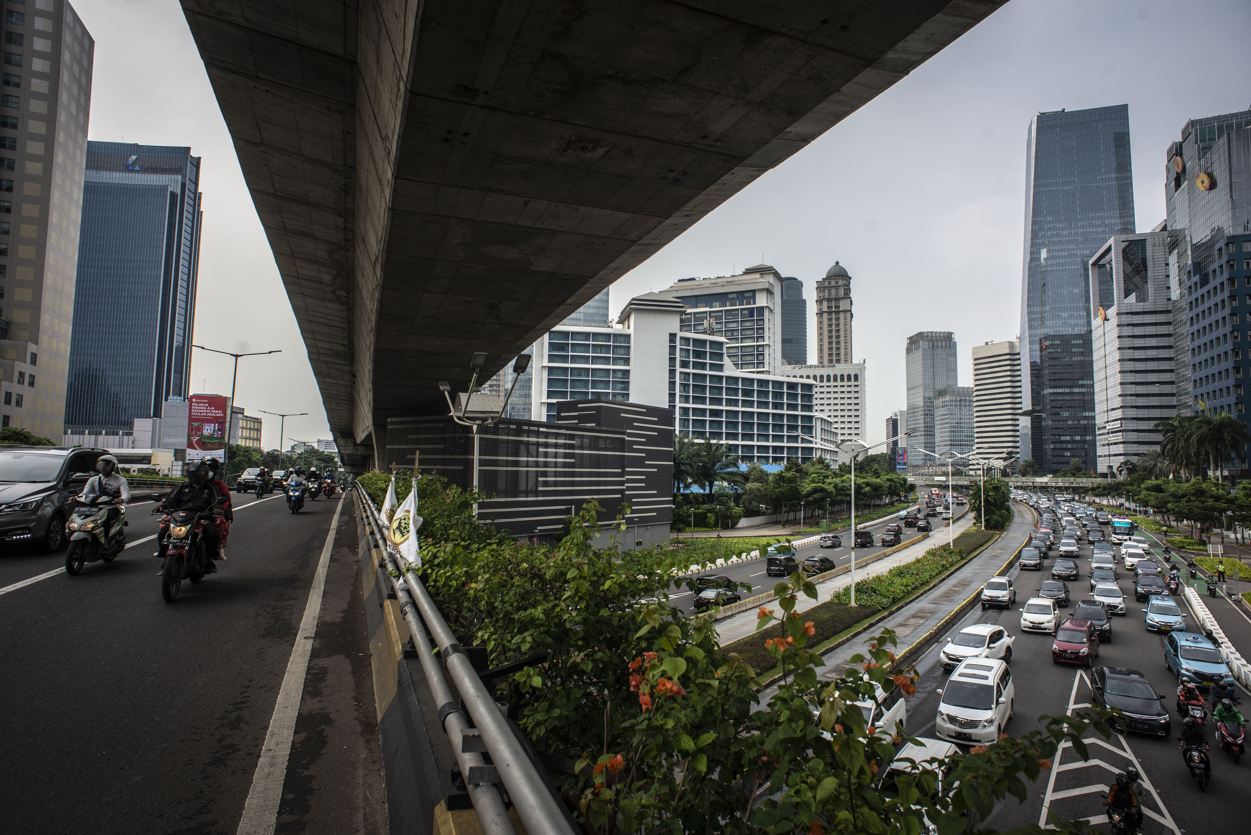 Sejumlah kendaraan melintas di kawasan Sudirman, Jakarta.