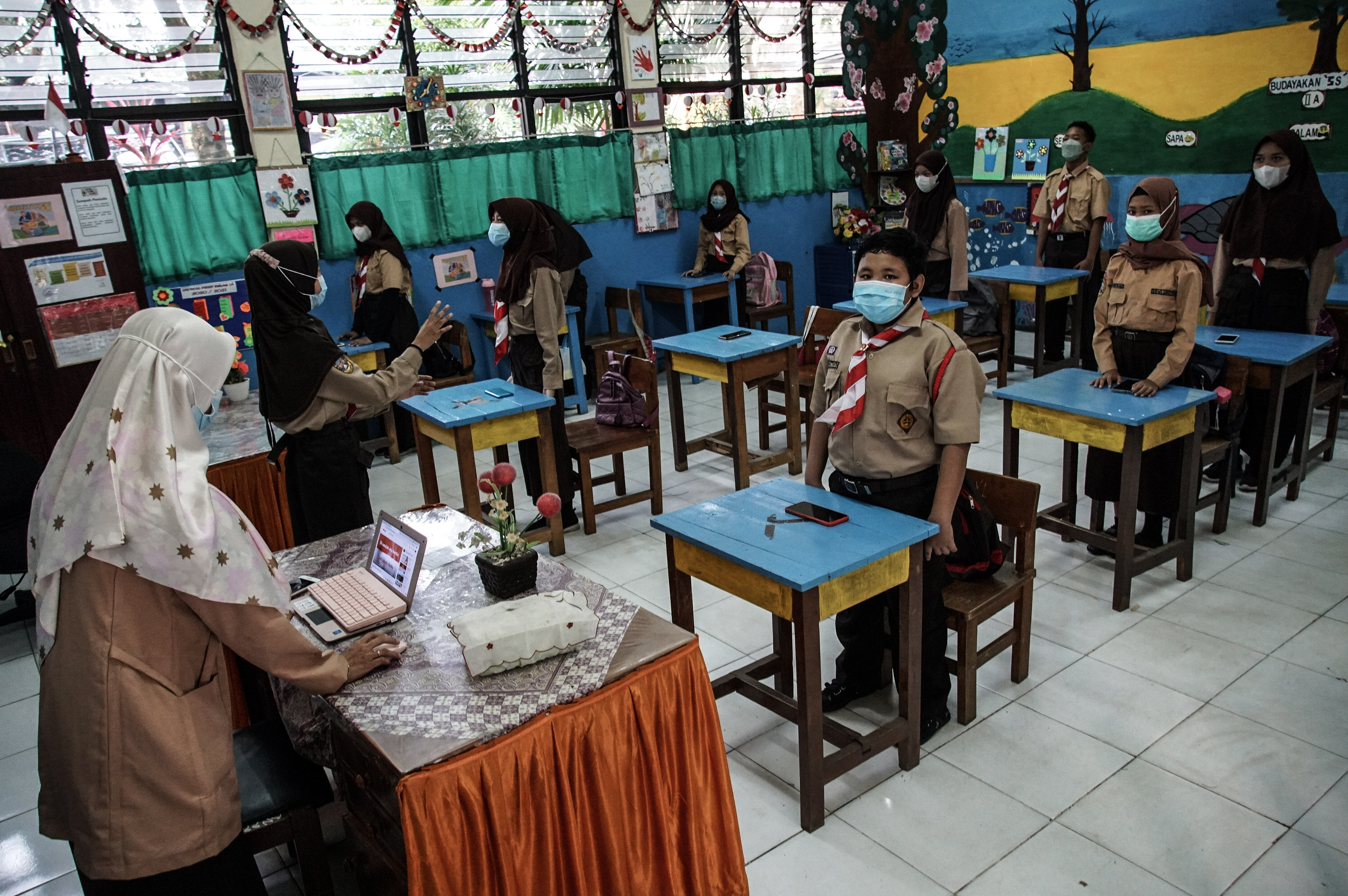 Sejumlah murid kelas 5 mengikuti uji coba pembelajaran tatap muka (PTM) di SDN Gandaria Utara 11, Jakarta, Rabu (9/6/2021).