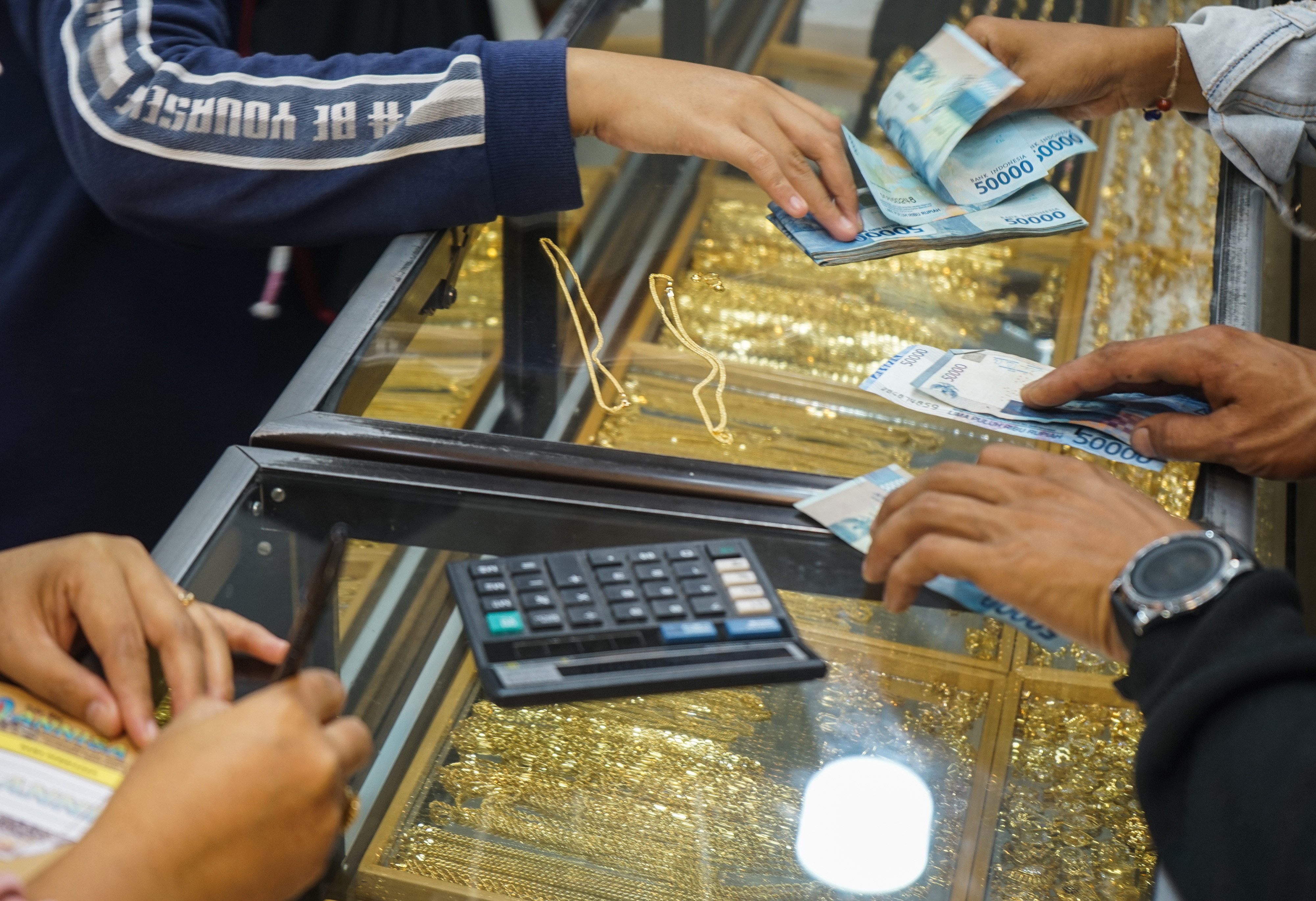 Harga Emas Naik 5 Dolar Didorong Jeleknya Data Ekonomi AS