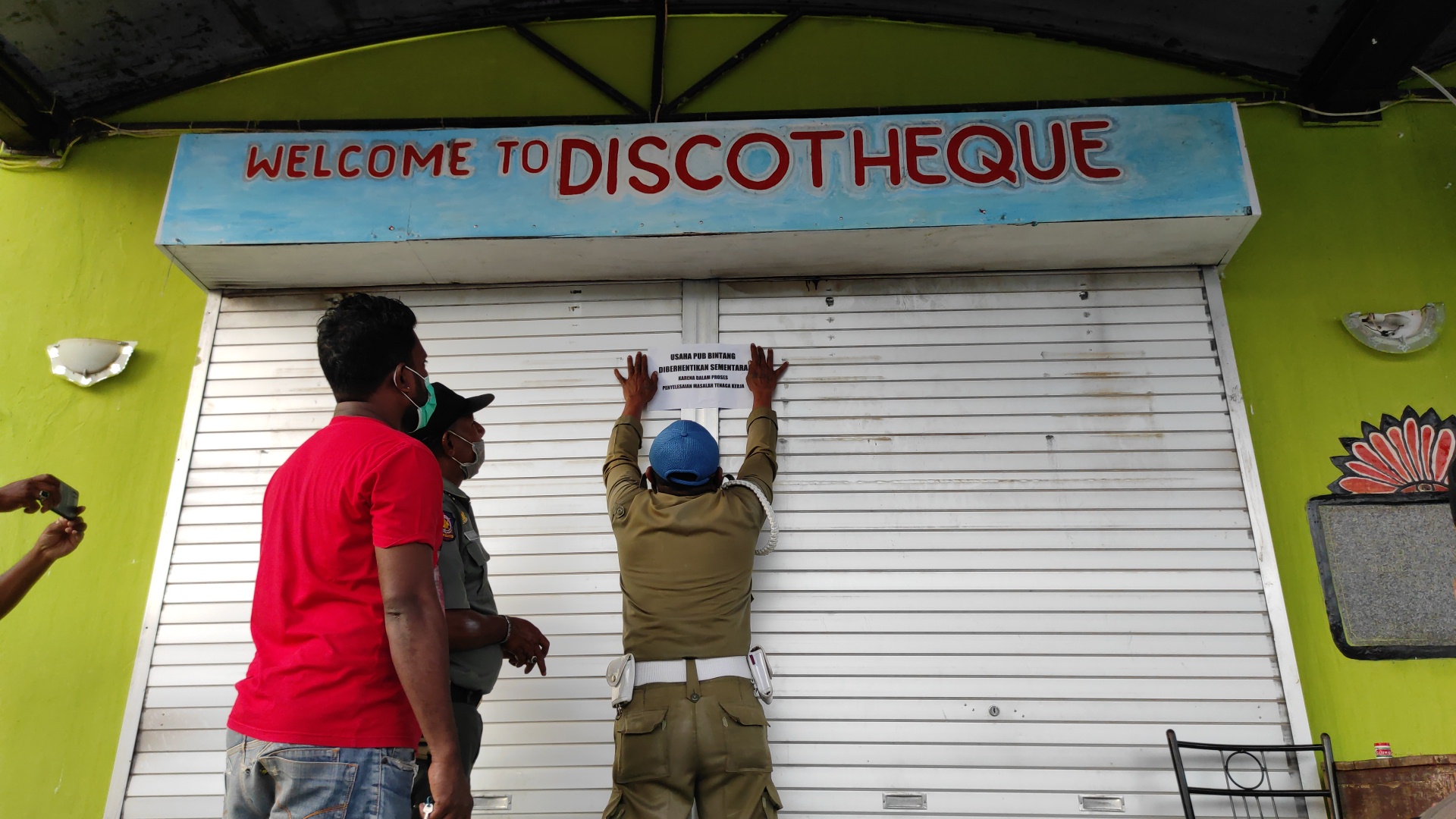 Penutupan tempat kelab malam di Kabupaten Sikka, Nusa Tenggara Timur, Jumat (18/6/2021)