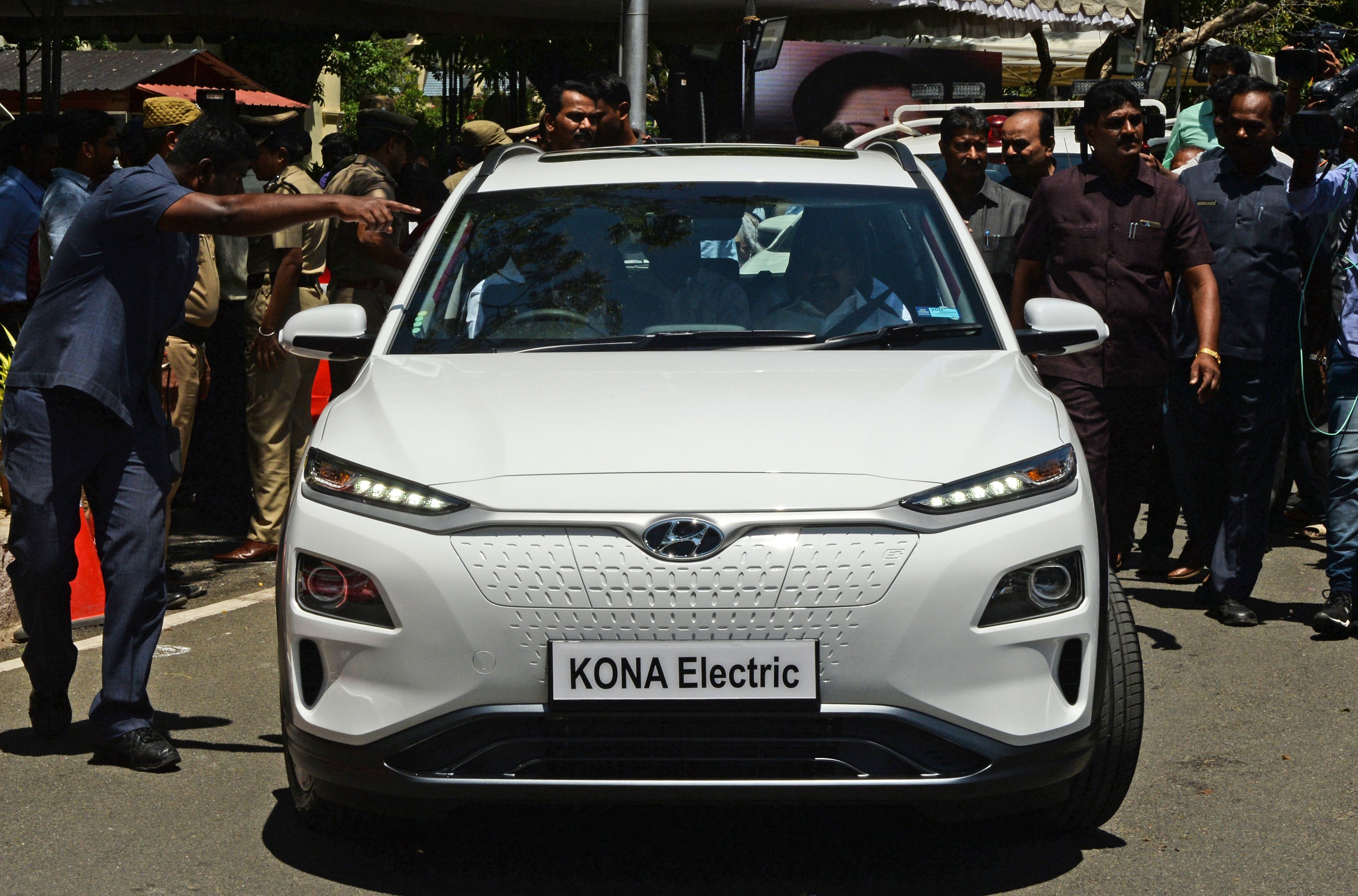 Mobil listrik Hyundai yang diproduksi di India SUV Kona ditampilkan dalam sebuah pameran di India.