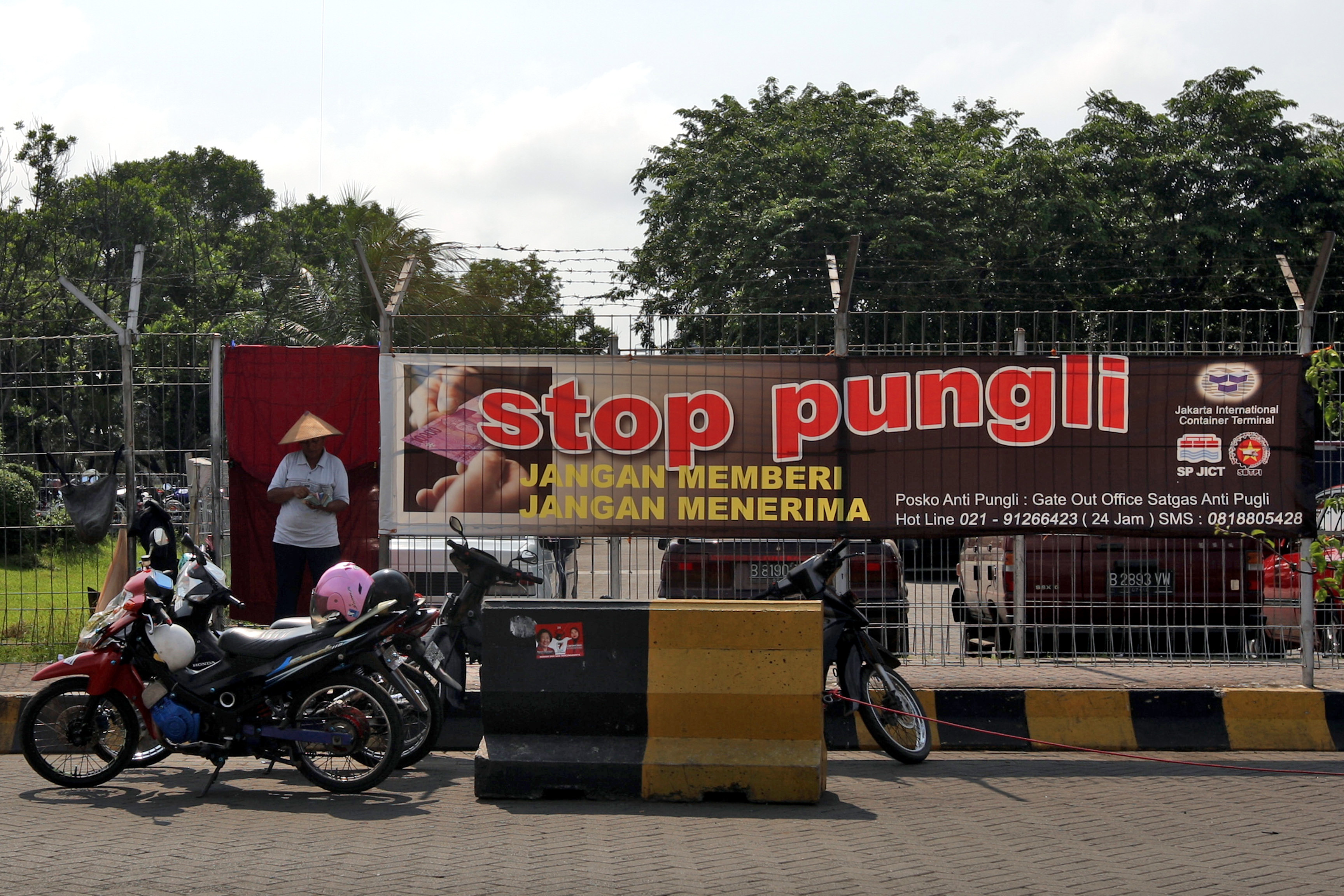 Spanduk stop pungli di pintu masuk Jakarta International Container Terminal, Tanjung Priok, Jakarta.