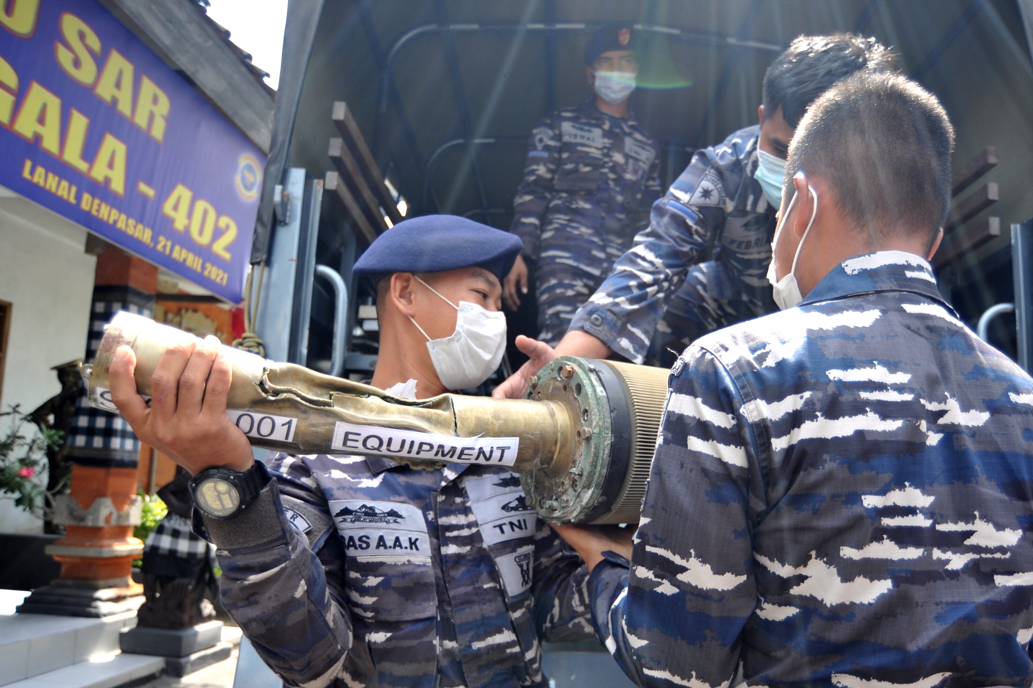 Prajurit TNI AL mengangkut barang-barang yang merupakan bagian dari KRI Nanggala 402