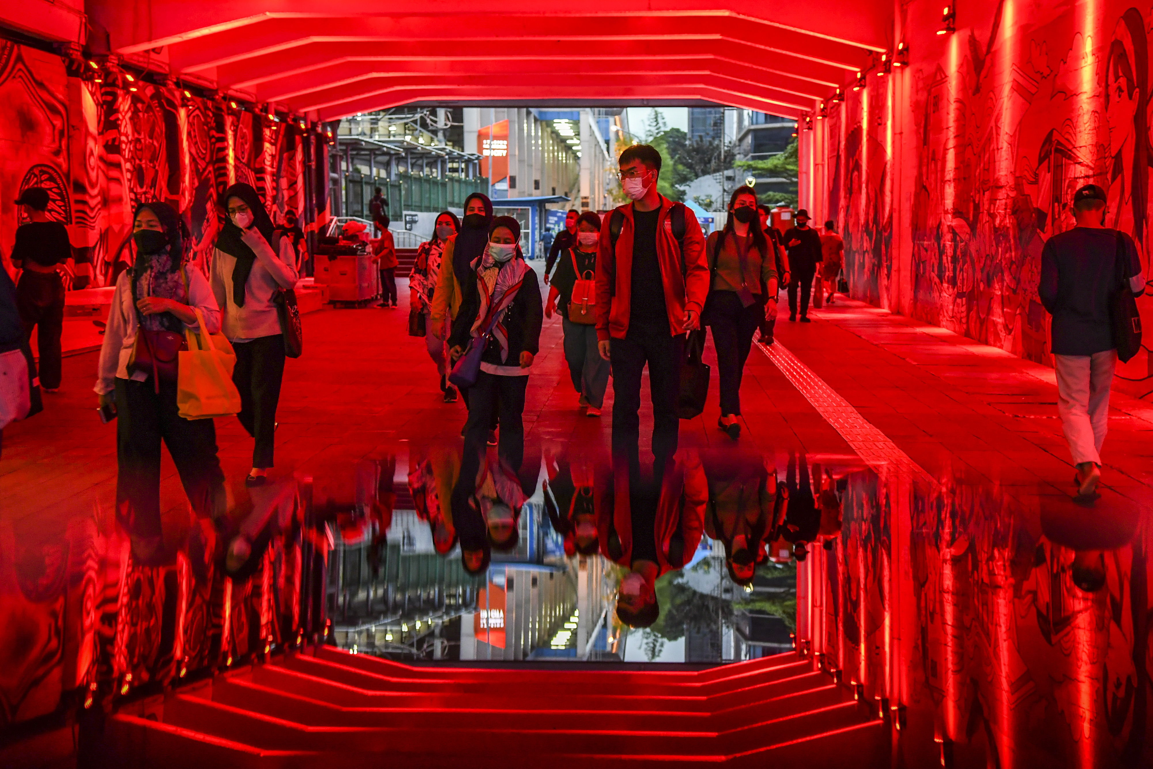 Pekerja berjalan melintasi terowongan Kendal, di Jakarta.