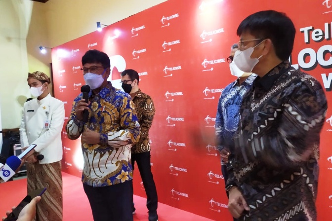 Menkominfo Johnny G Plate berikan sambutan pada acara roadshow 5G Telkomsel di kompleks Balaikota Solo, Kamis (3/6). 