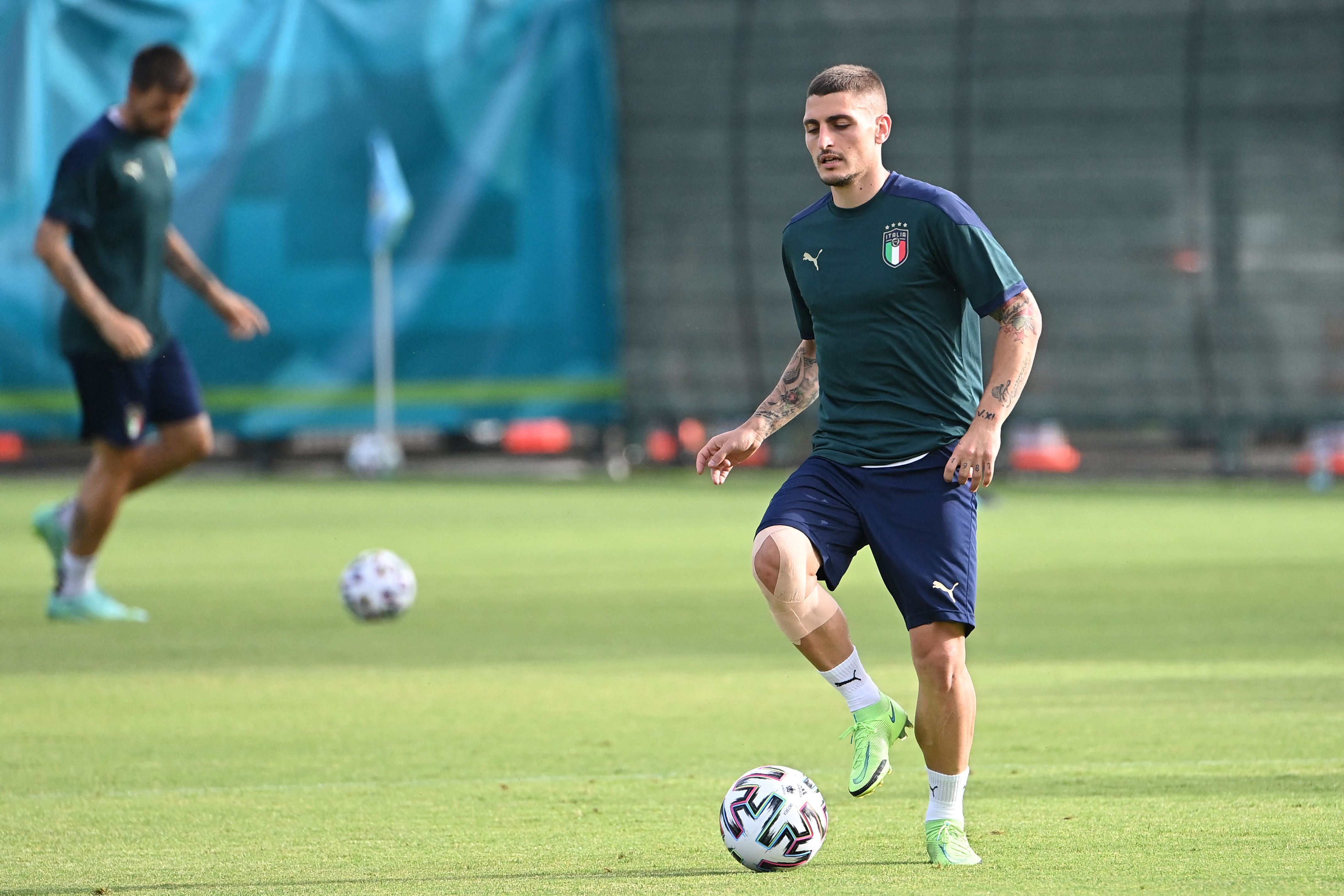 Gelandang Italia Marco Verratti berlatih menjelang laga Piala Eropa melawan Wales.