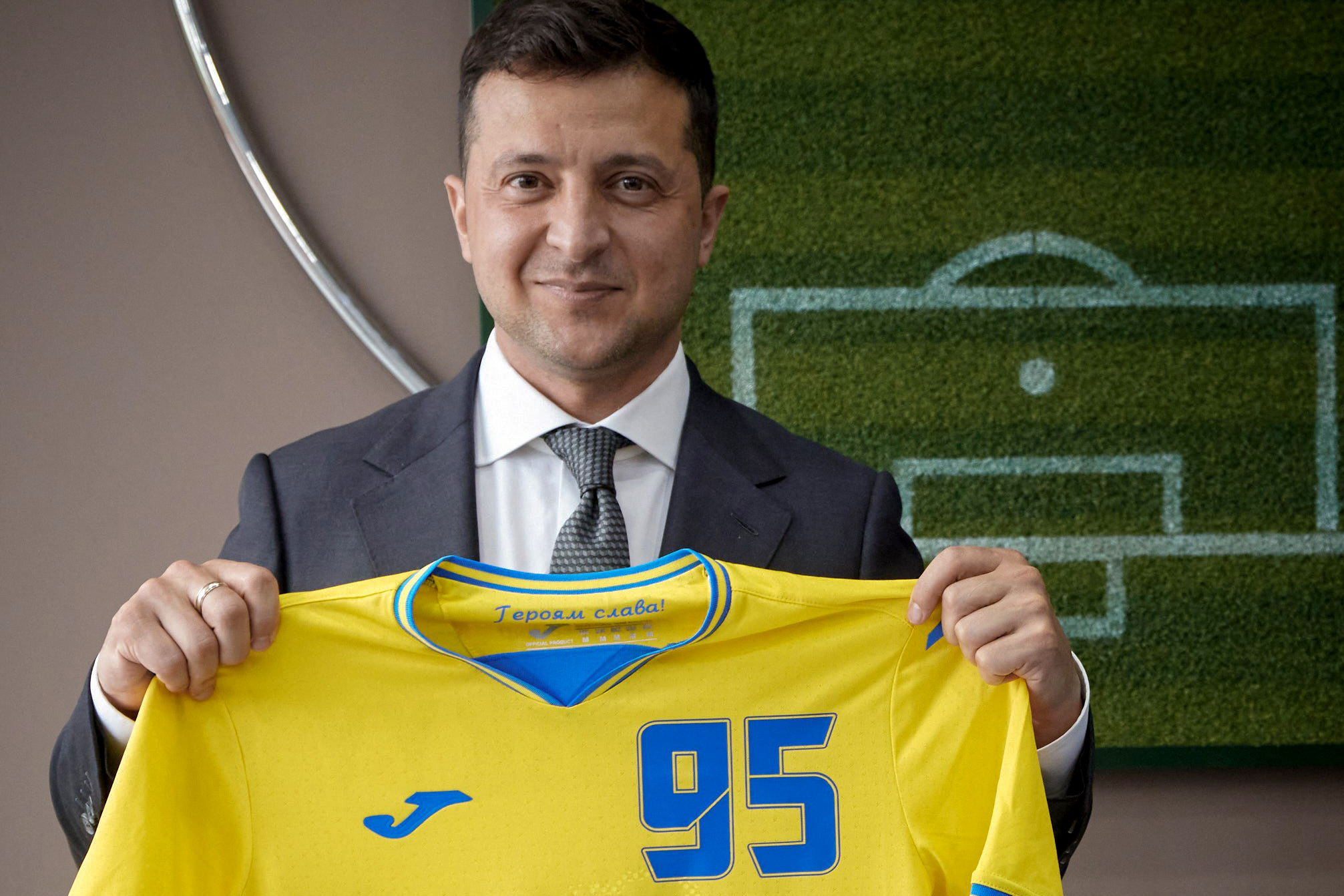 Presiden Ukraina Volodymyr Zelensky memegang jersey Ukraina yang akan dipakai di Piala Eropa 2020.