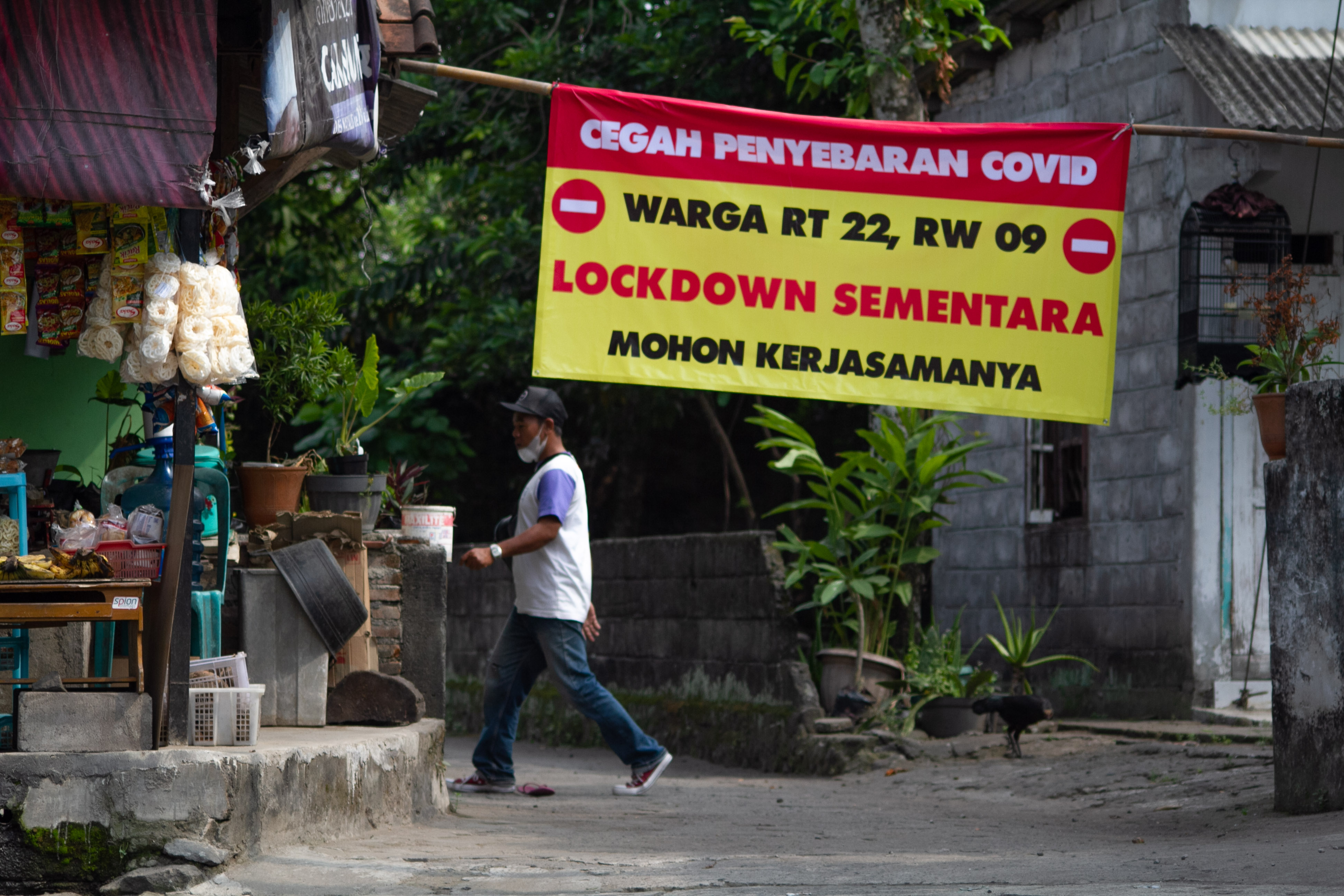 Warga melintas di salah satu wilayah Yogyakarta yang menerapkan karantina mandiri.