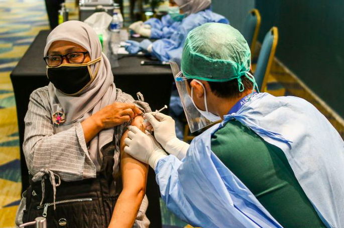 Wagub DKI Tinjau Vaksinasi di Plaza Slipi Jaya