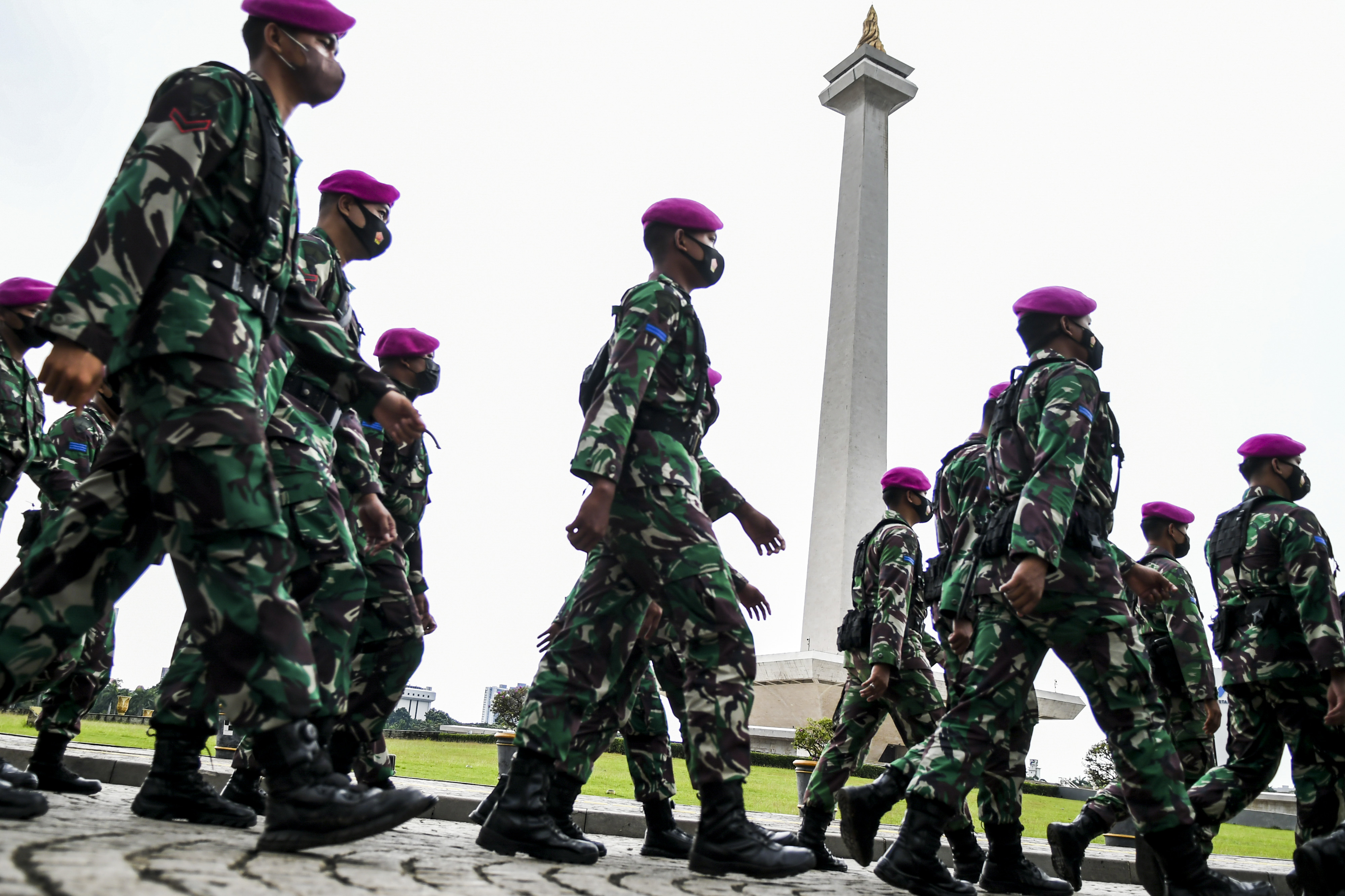  Prajurit TNI bersiap mengikuti Apel Gelar Pasukan Pengetatan PPKM Mikro wilayah DKI Jakarta di kawasan Monas, Jakarta, Jumat (18/6/2021)