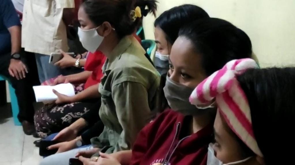 Puluhan anak di bawah umur (rata-rata berusia 16 tahun) dipekerjakan di klab malam di Kabupaten Sikka, NTT, Selasa (14/6)