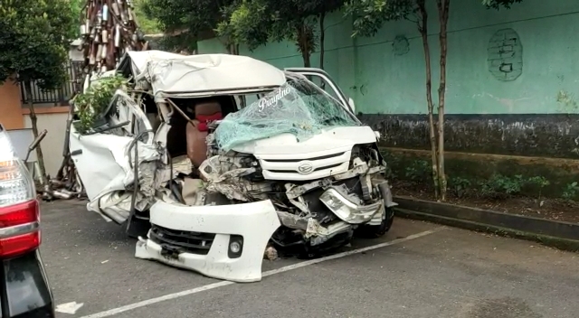 Kondisi minibus Daihatsu Luxio yang mengalami kecelakaan di Jalan Raya Ciawi, Tasikmalaya, Selasa (15/6)