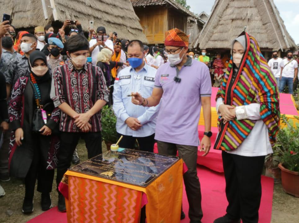 Menparekraf Sandiaga Salahudin Uno saat kunjungan ke Desa Wisata Desa Maria, Kecamatan Wawo, Nusa Tenggara Barat. 