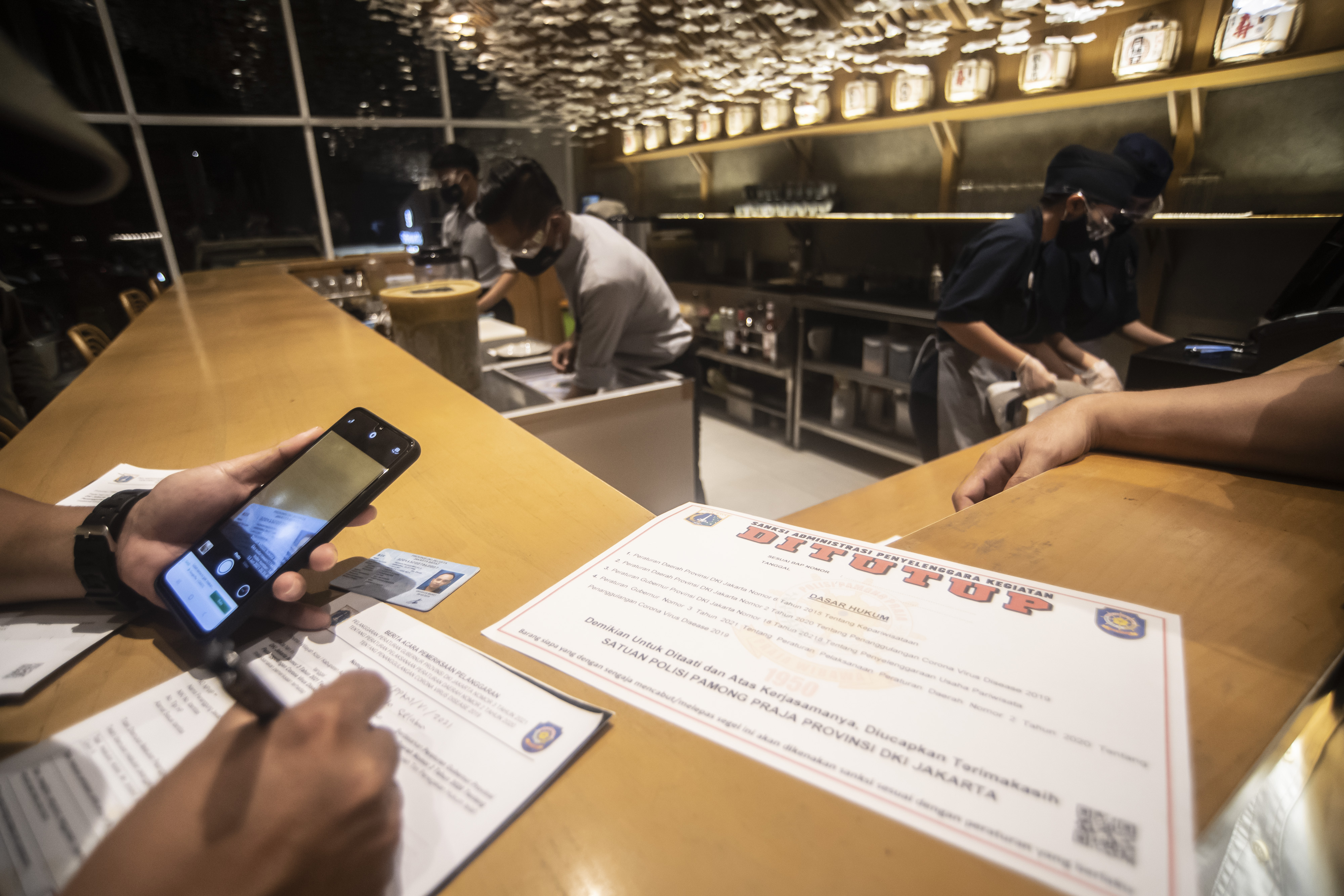 Petugas Satpol PP memberikan sanksi terkait pelanggaran protokol kesehatan COVID-19 