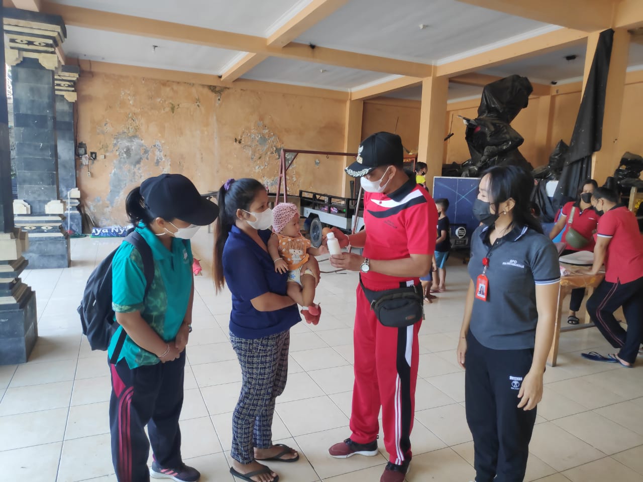 MAKANAN TAMBAHAN: Kegiatan pemberian makanan tambahan di Desa Peguyangan untuk meningkatkan gizi masyarakat sekaligus mencegah stunting.