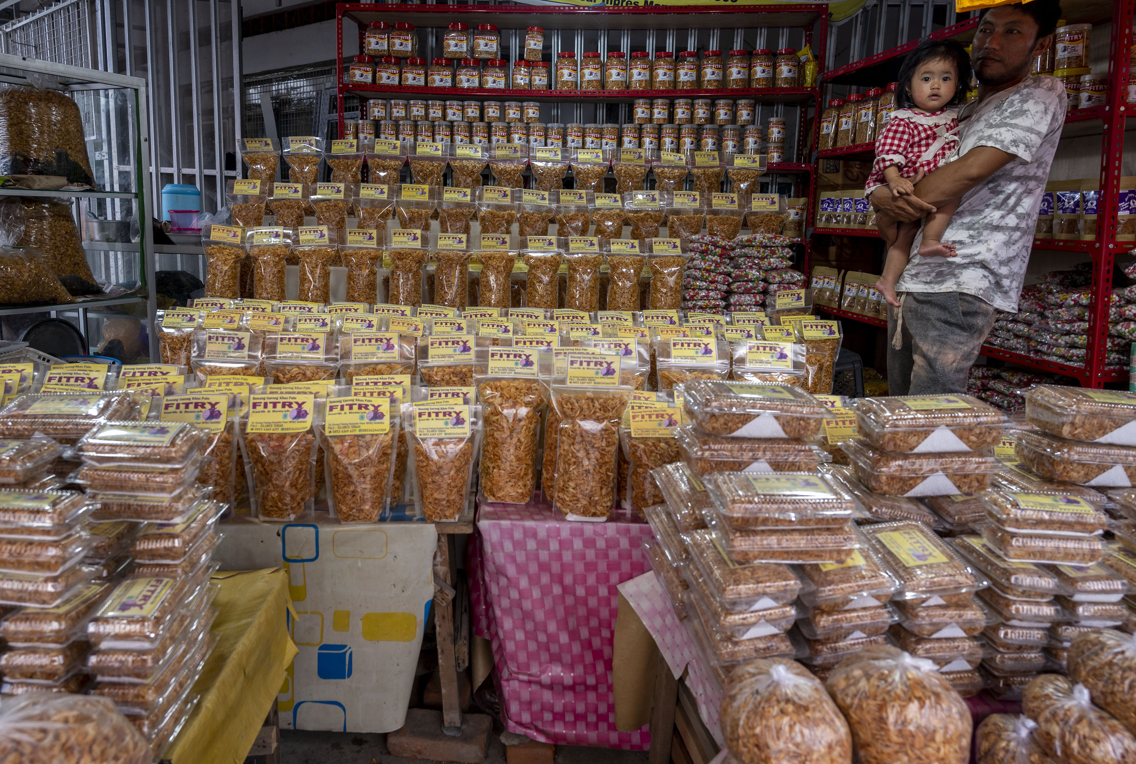  Seorang pedagang bawang merah goreng khas Palu menunggu pembeli di Palu, Sulawesi Tengah.