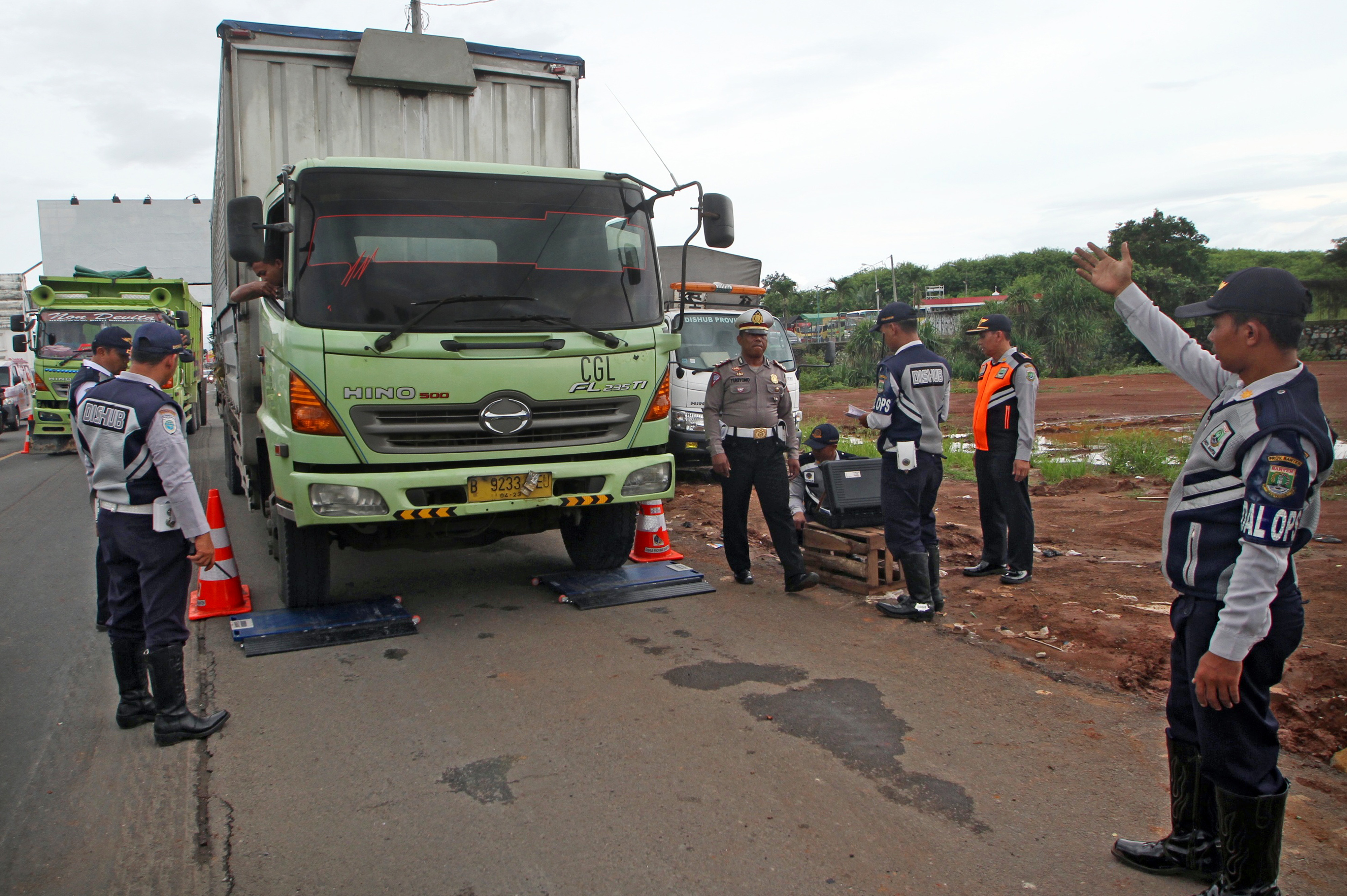 Petugas Dishub menimbang muatan truk saat razia kendaraan Over Dimension dan Over Load (ODOL) di Jalan Raya Serang - Jakarta, kota Serang.
