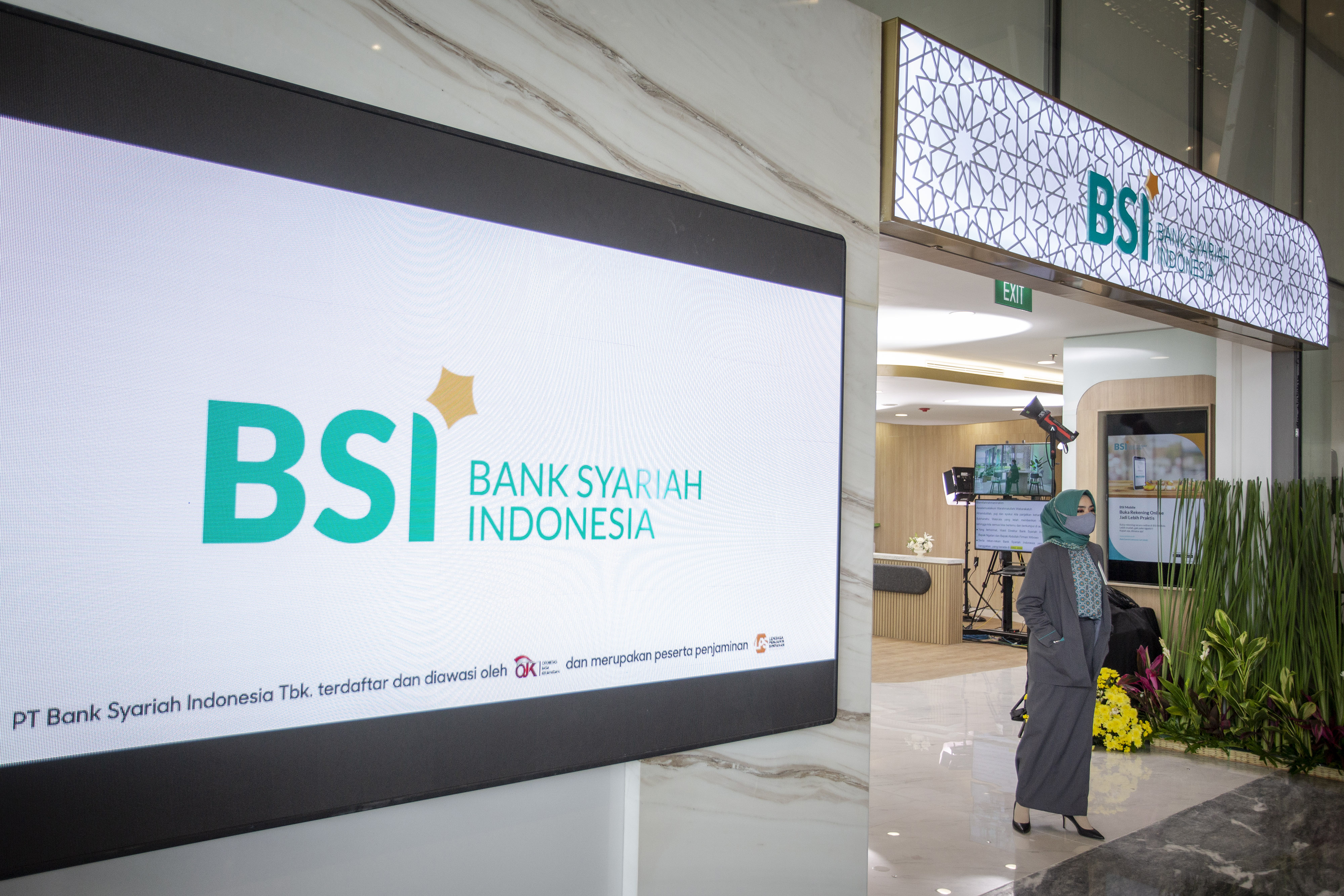 Pegawai berjalan di Bank Syariah Indonesia (BSI) usai diresmikan di Jakarta, Senin (1/2).