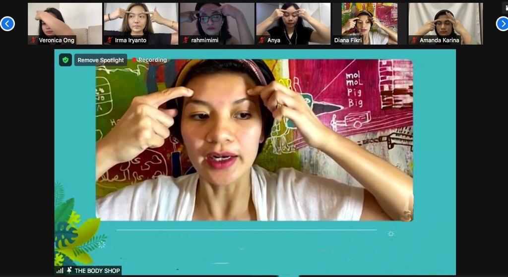Expert yoga, Diana Fikri, sedang mengajarkan face yoga untuk kesehatan kulit wajah yang bisa dipraktikkan di rumah saat pandemi covid-19.