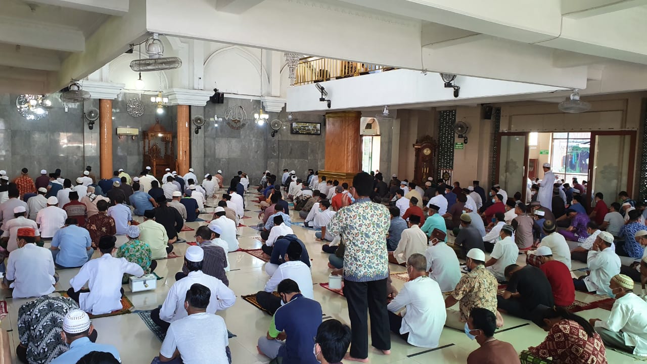 Suasana Salat Jumat di Masjid Jami Al-Furqon, Kebayoran Lama, Jakarta Selatan.