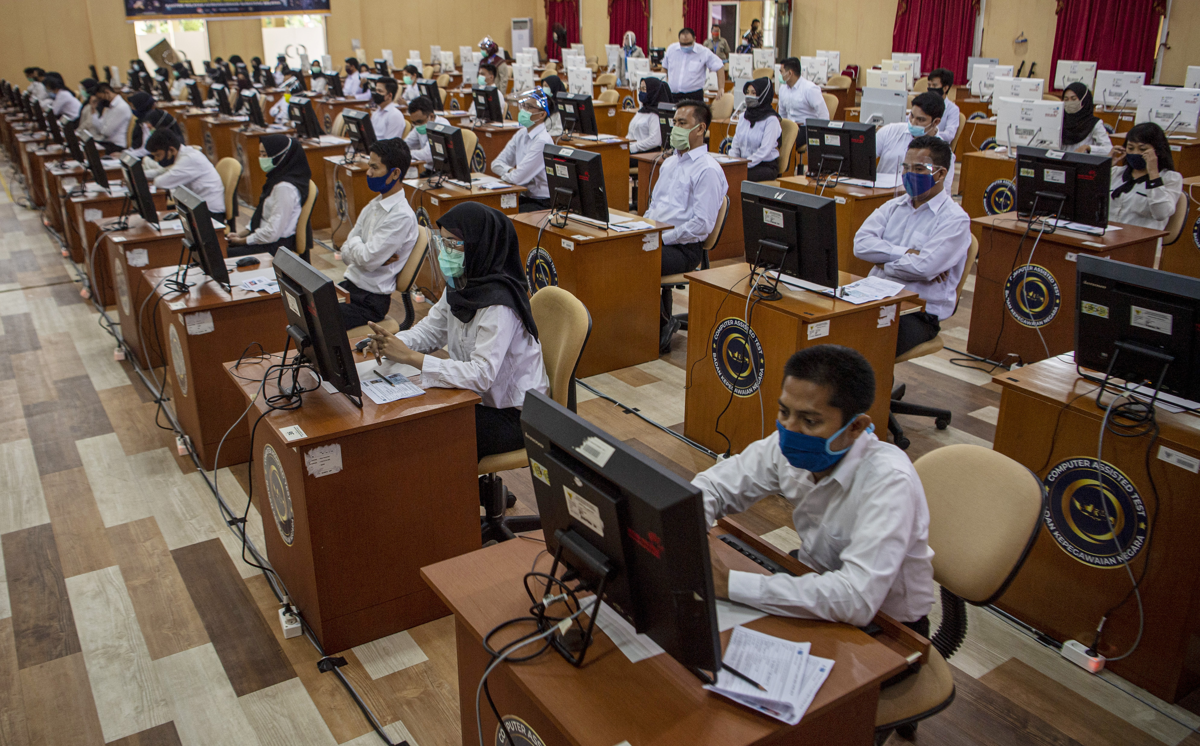 Sejumlah peserta mengikuti SKB berbasis CAT untuk CPNS di Kantor BKN Regional VII Palembang.