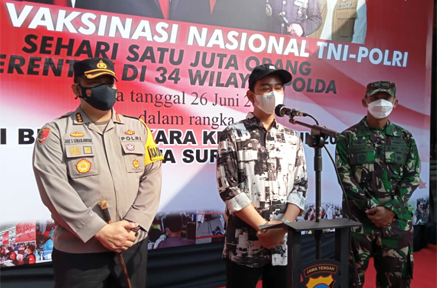 Wali Kota Solo Gibran Rakabuming didampingi Kapolresta Kombes Pos Ade Safri Simanjuntak dan Dandim 0735/Ska, Letkol Inf Wiyata S Aji.