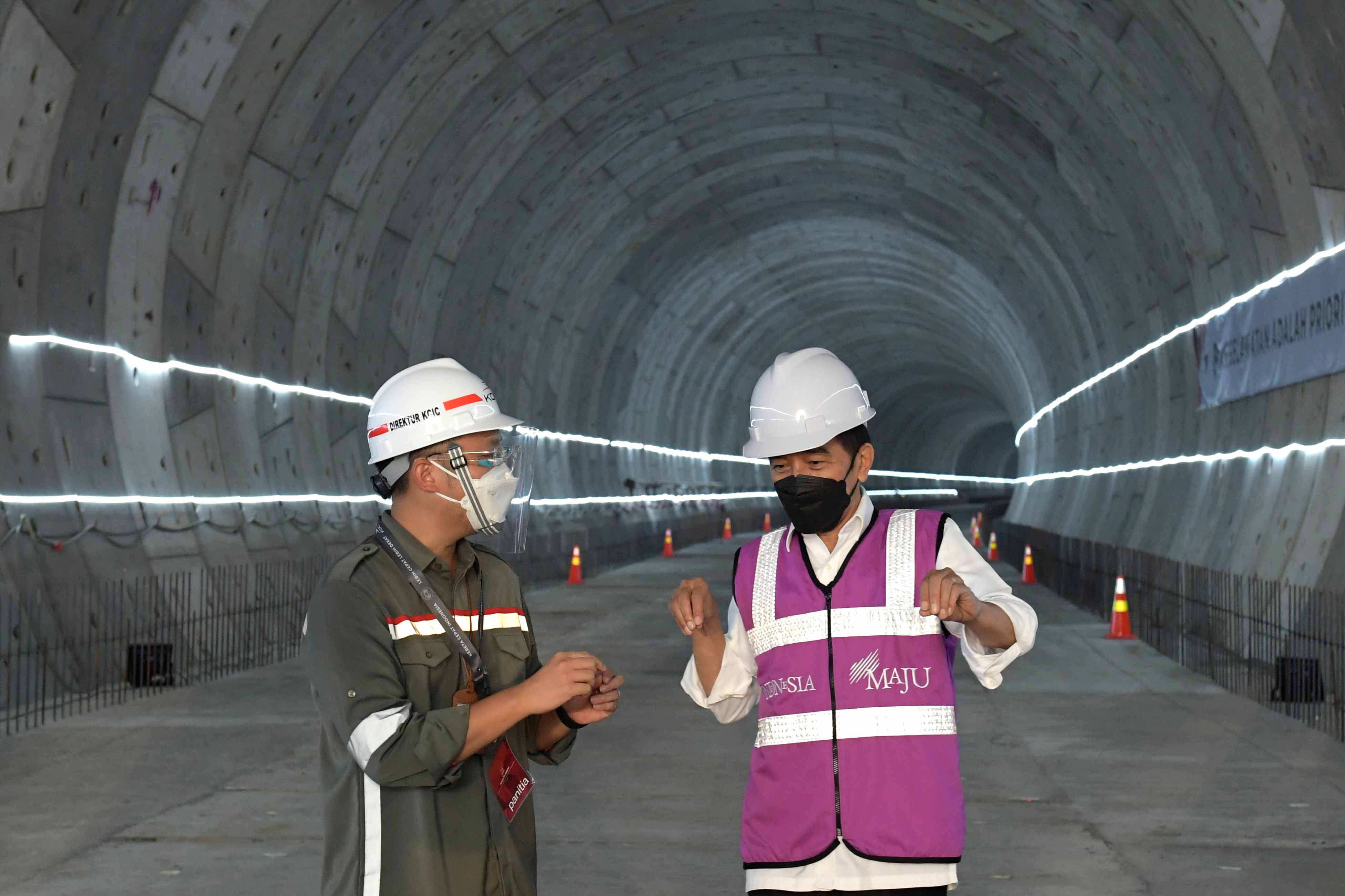  Presiden Joko Widodo (kanan) saat meninjau pembangunan tunnel proyek kereta cepat di Bekasi, Jawa Barat,  Selasa (18/5)