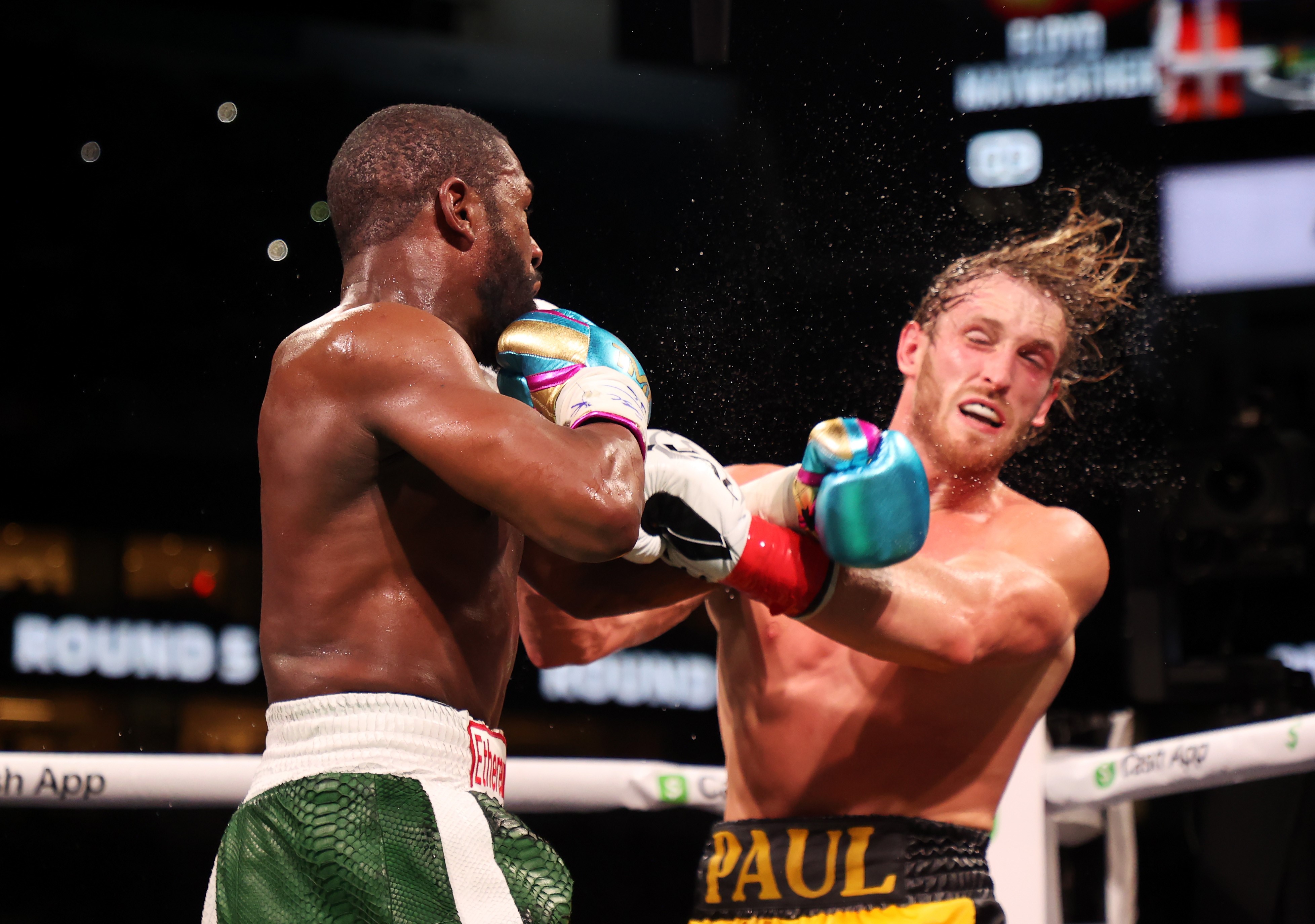 Laga tinju eksebisi antara Floyd Mayweather (kiri) dan Logan Paul