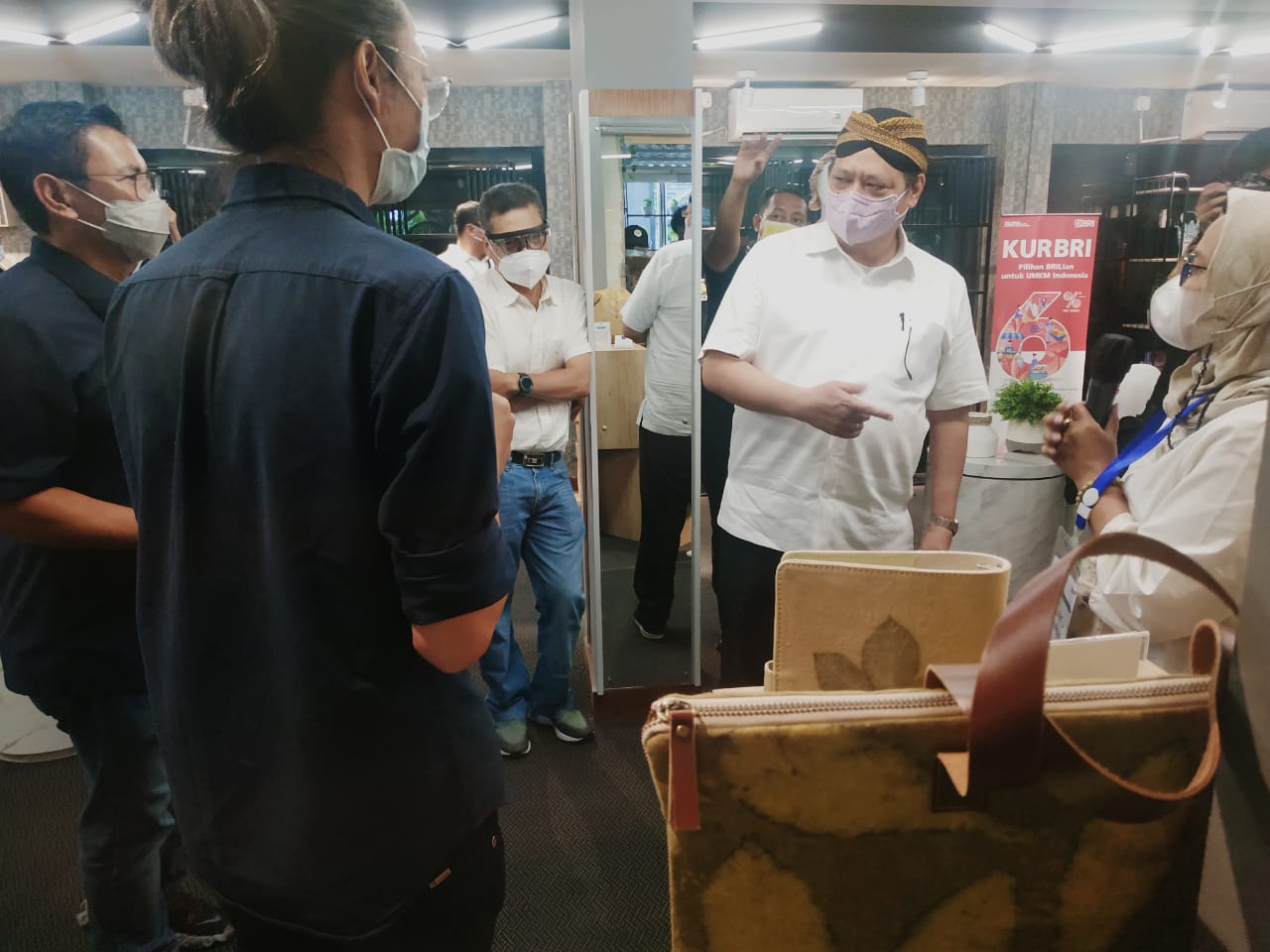 Menko Bidang Perekonomian Airlangga Hartarto saat mengunjungi Rumah BUMN di Yogyakarta, Sabtu (19/6/2021)