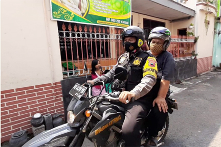 Anggota Babinkamtibmas Polsek Pasar Kliwon menggunakan motor dinasnya menjemput lansia untuk menerima vaksin covid-19 di Puskesmas Gajahan. 