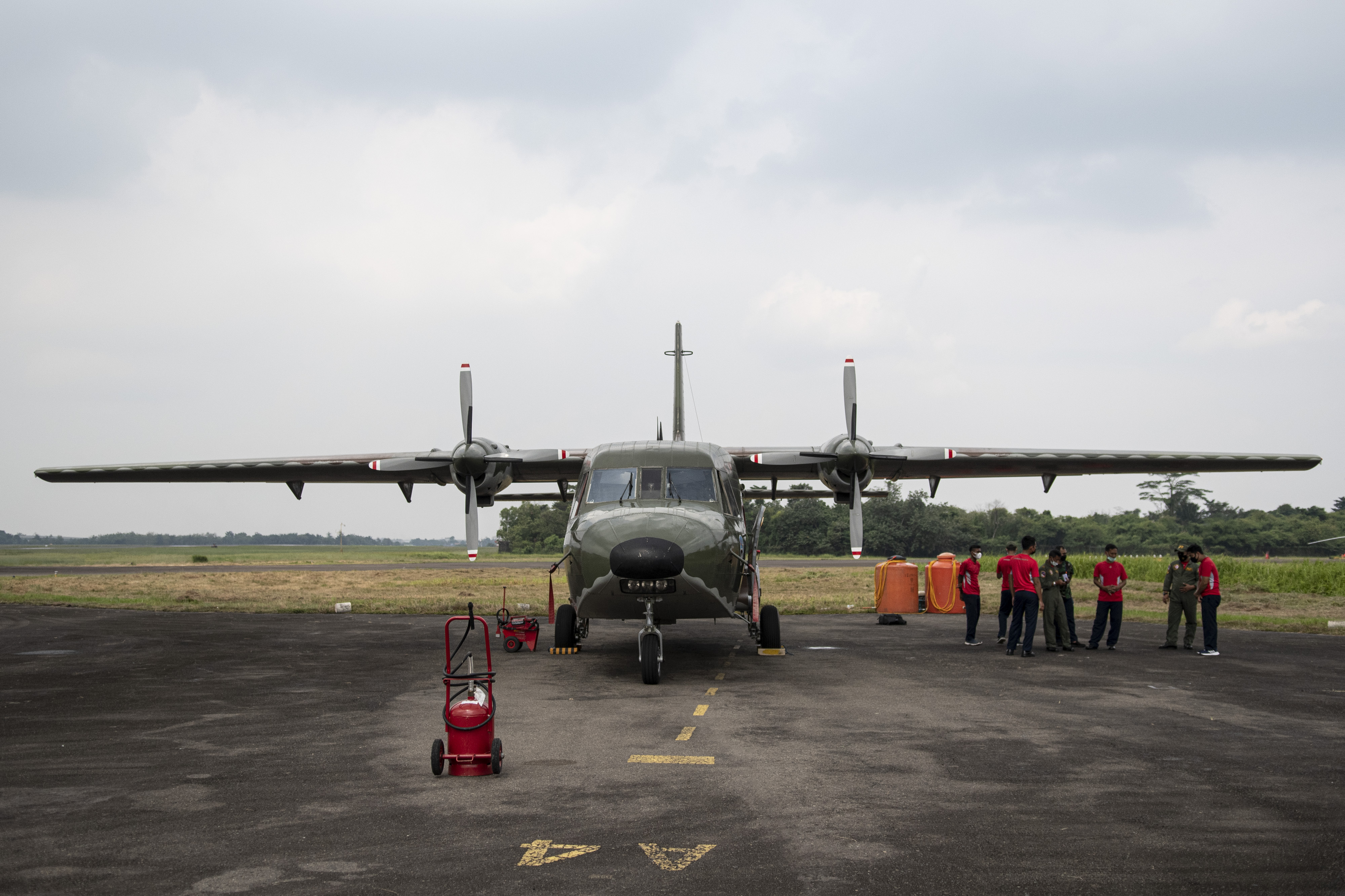 TEKNOLOGI MODIFIKASI CUACA: Prajurit TNI AU bersiap melakukan operasi TMC di Pangkalan Udara Sri Mulyono Herlambang, Palembang.