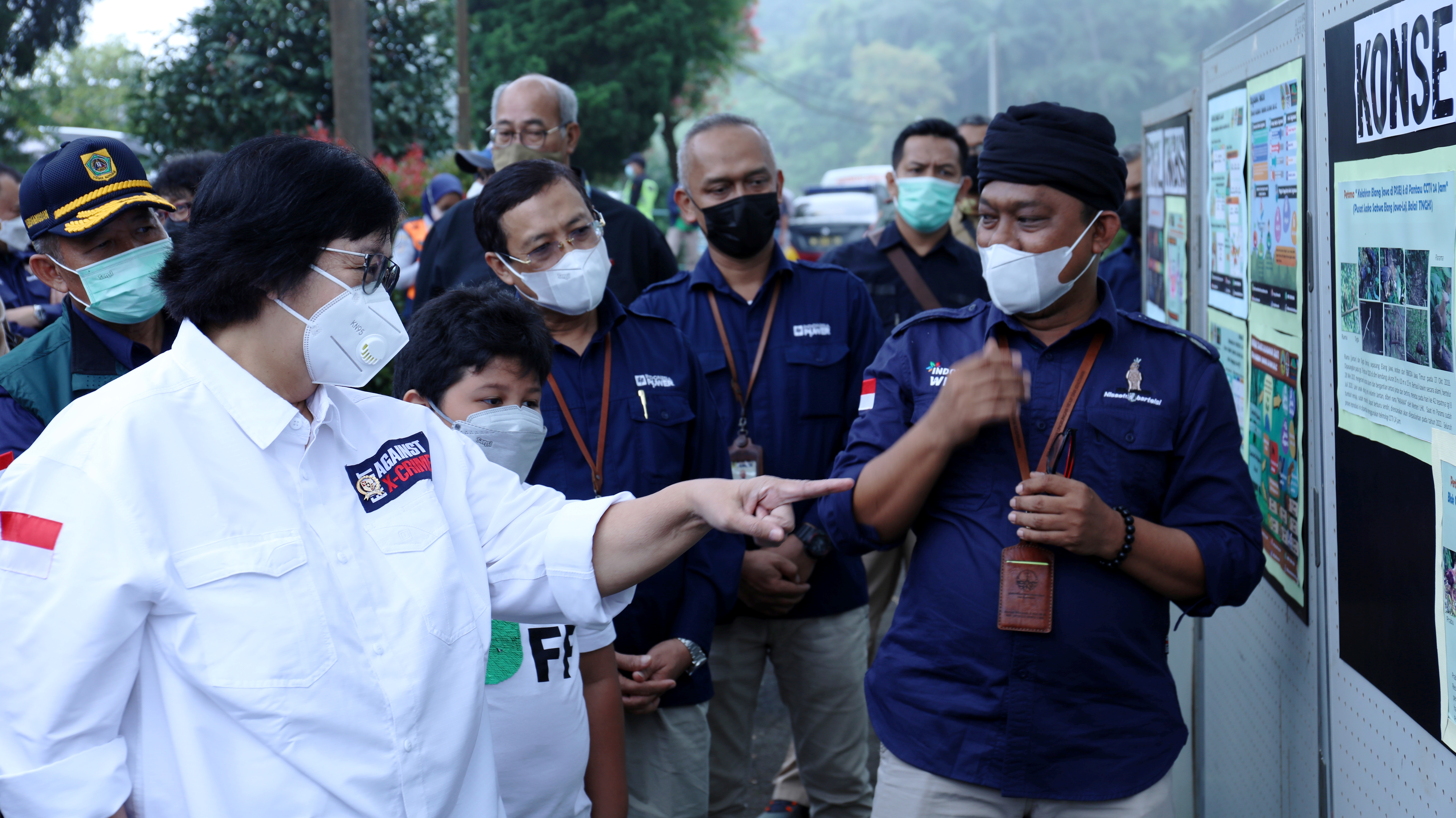 Menteri Lingkungan Hidup dan Kehutanan Siti Nurbaya (baju putih) mendapat penjelasan dari Kepala Balai TNGHS Ahmad Munawir (kanan).