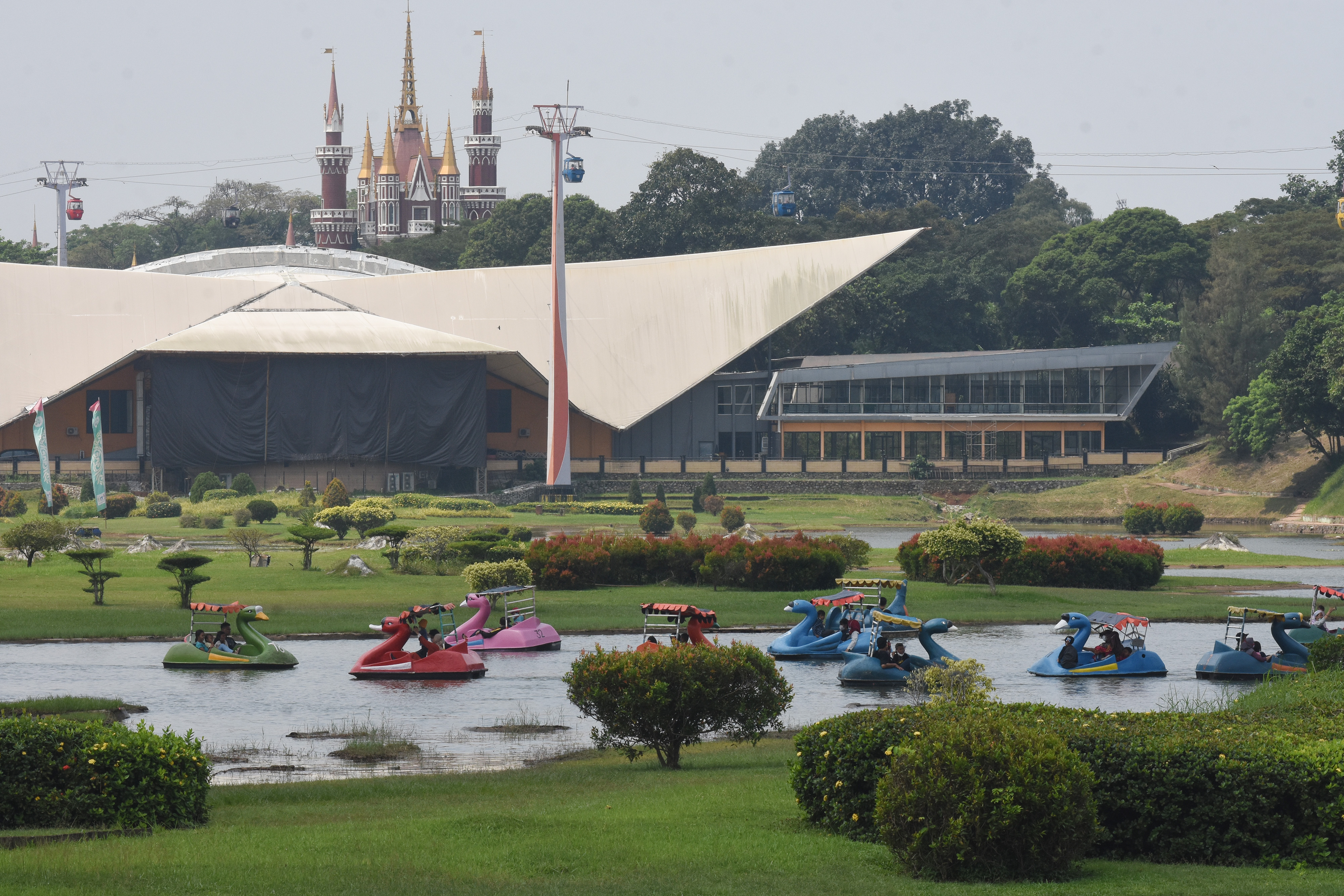  Sejumlah wisatawan mengunjungi tempat wisata Taman Mini Indonesia Indah (TMII) di Jakarta, Sabtu (15/5/2021).