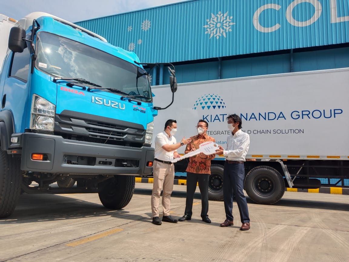 Penyerahan secara bertahap 50 truk Isuzu Giga oleh PT Isuzu Astra Motor Indonesia kepada Transport Kiat Ananda Group, Kamis (17/6).