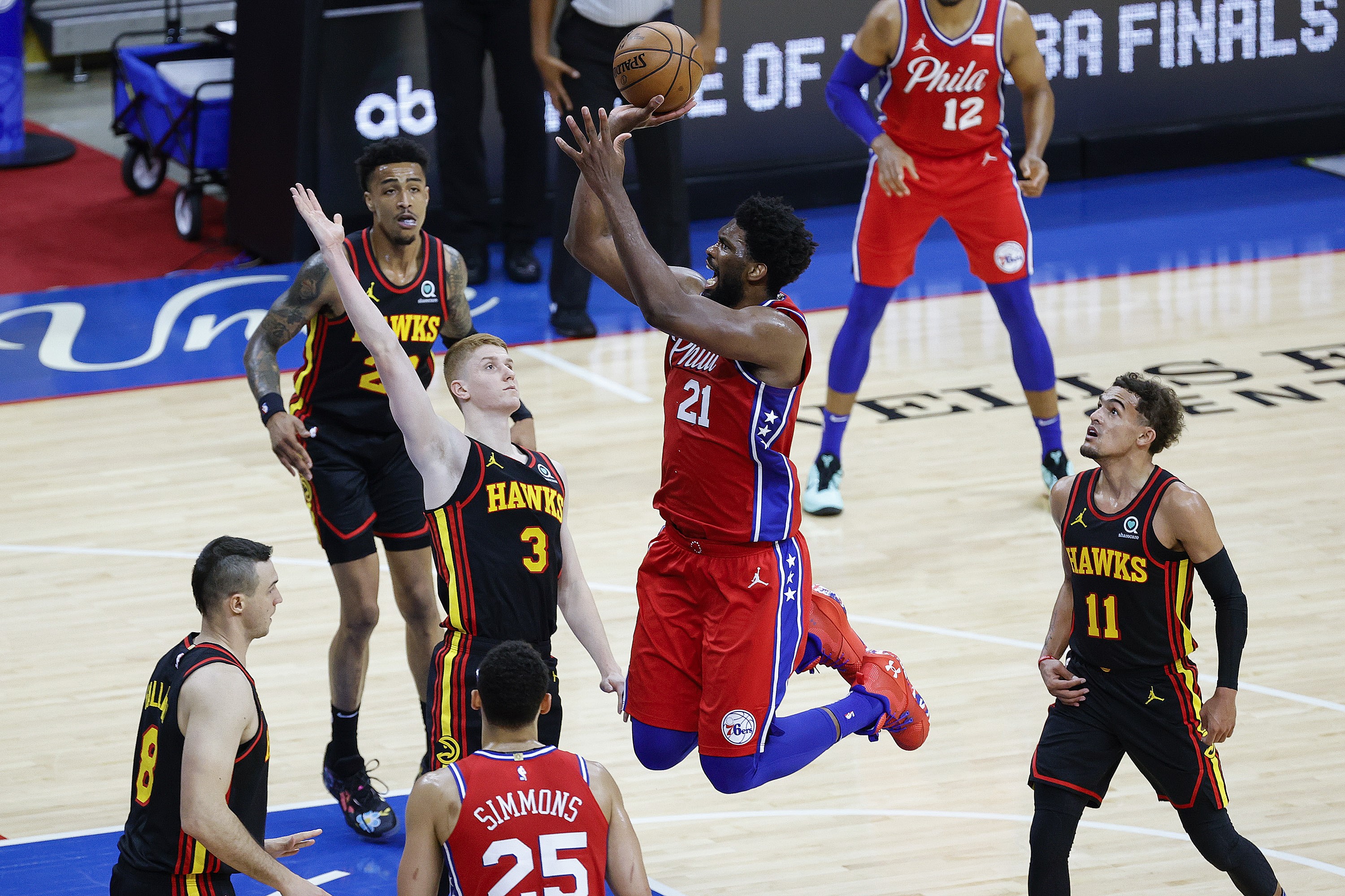 Pertandingan Atlanta Hawks melawan Philadelphia 76ers pada game pertama semifinal playoff