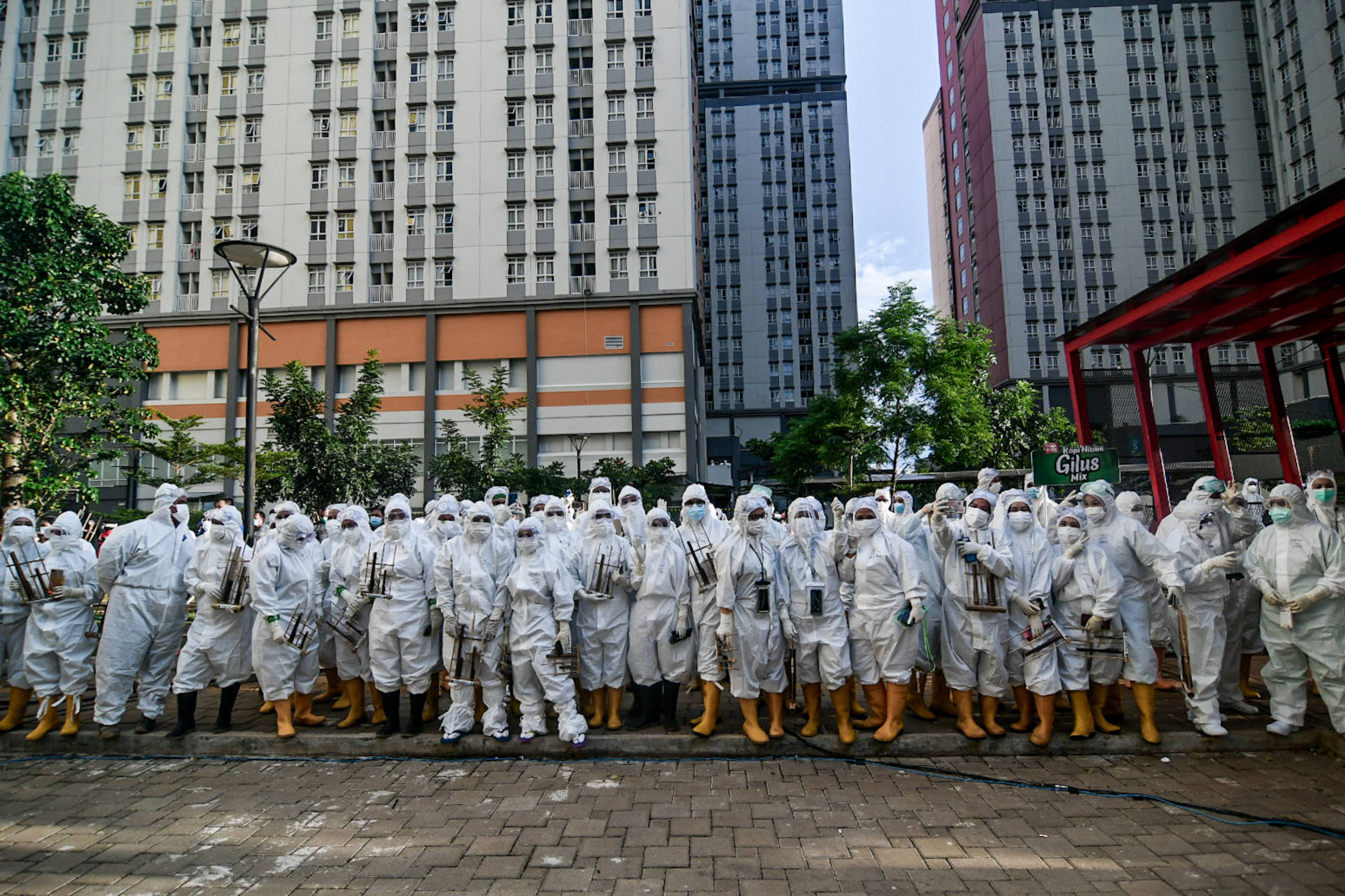 Sejumlah tenaga medisyang bekerja di RS Daruta Covid-19 Wisma Atlet Kemayoran, Jakarta.