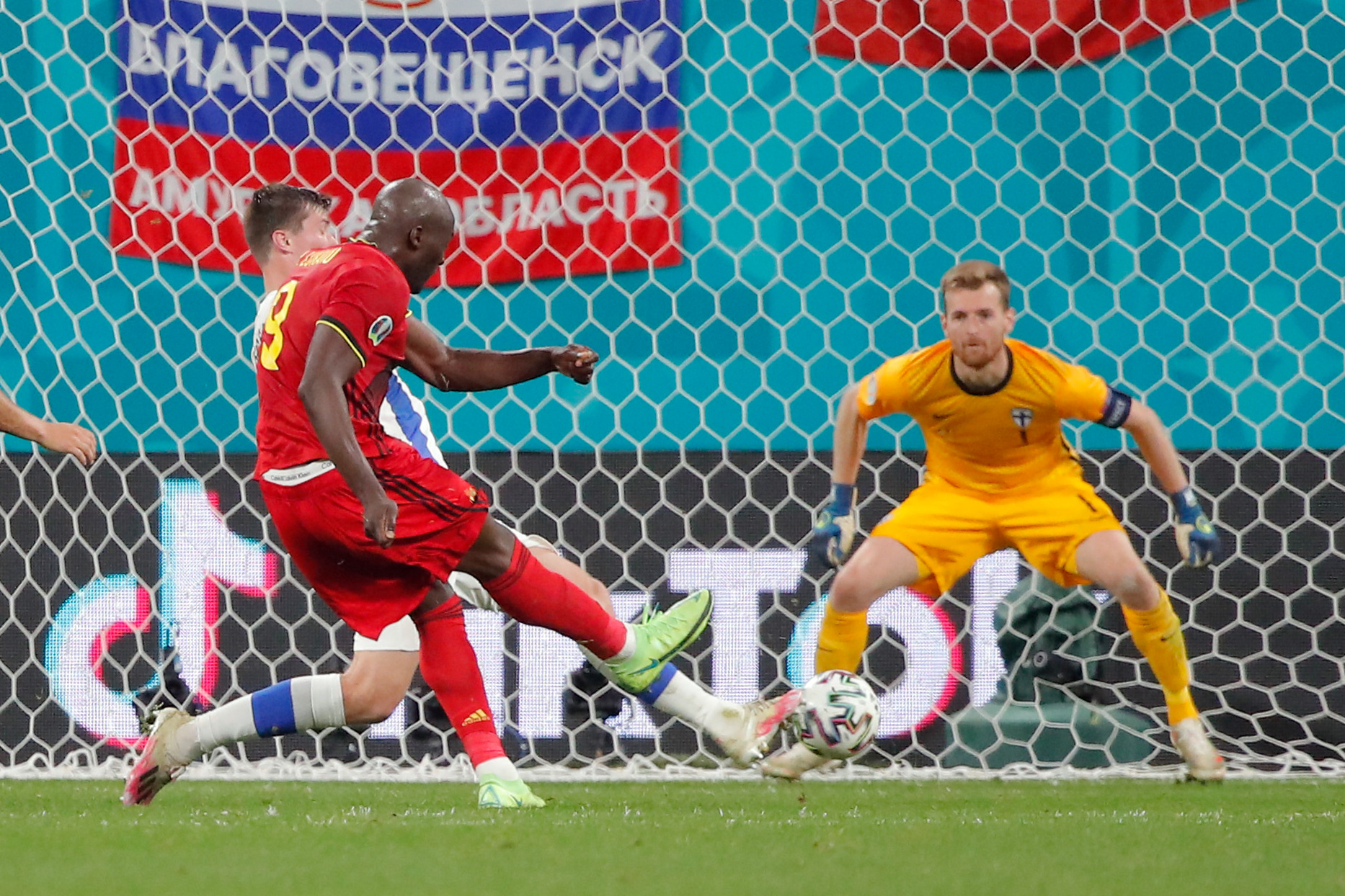 Romelu Lukaku mencetak gol ke gawang Finlandia yang dijaga Lukas Hradecky