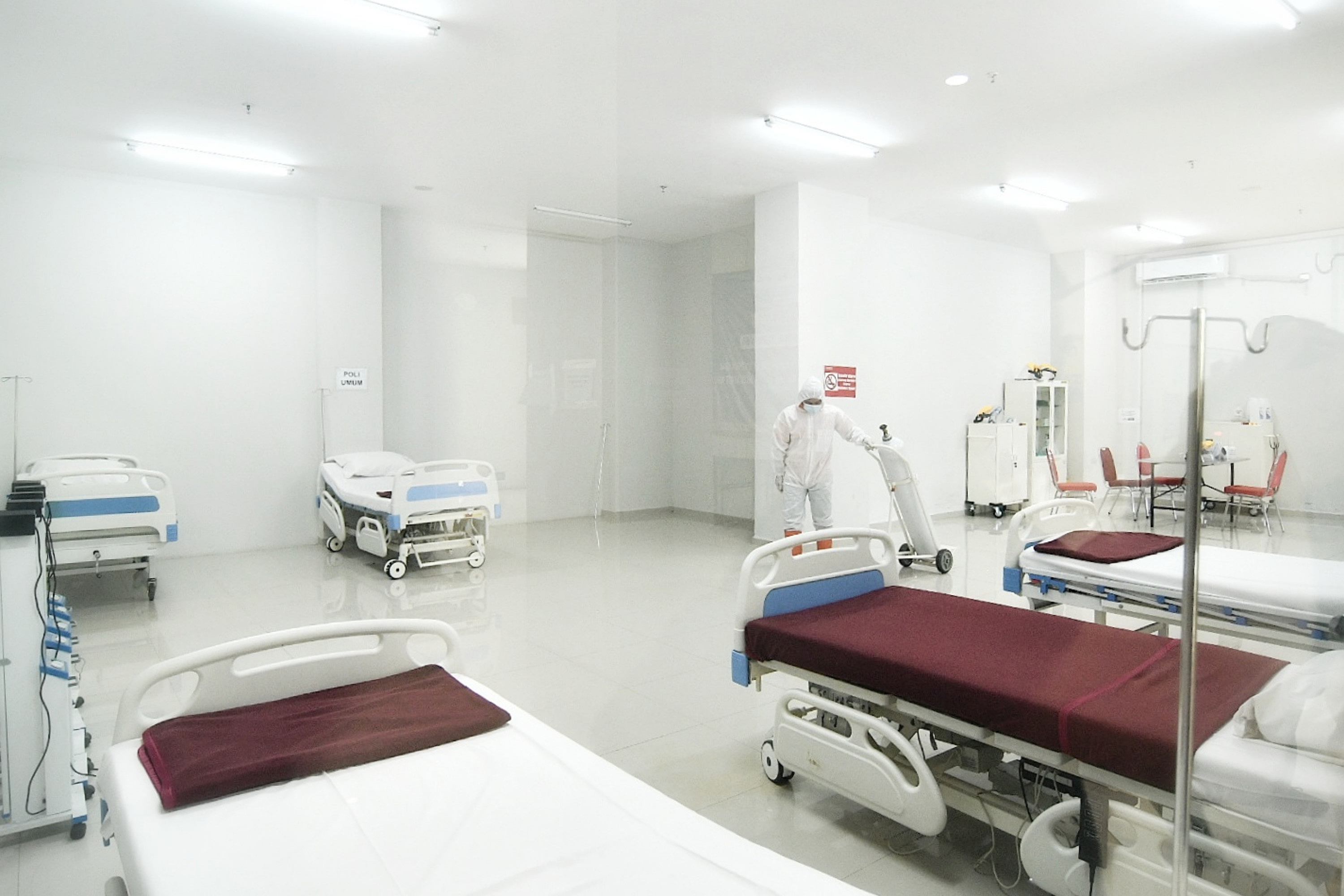 Petugas menyiapkan tempat tidur di RS Darurat Wisma Atlet