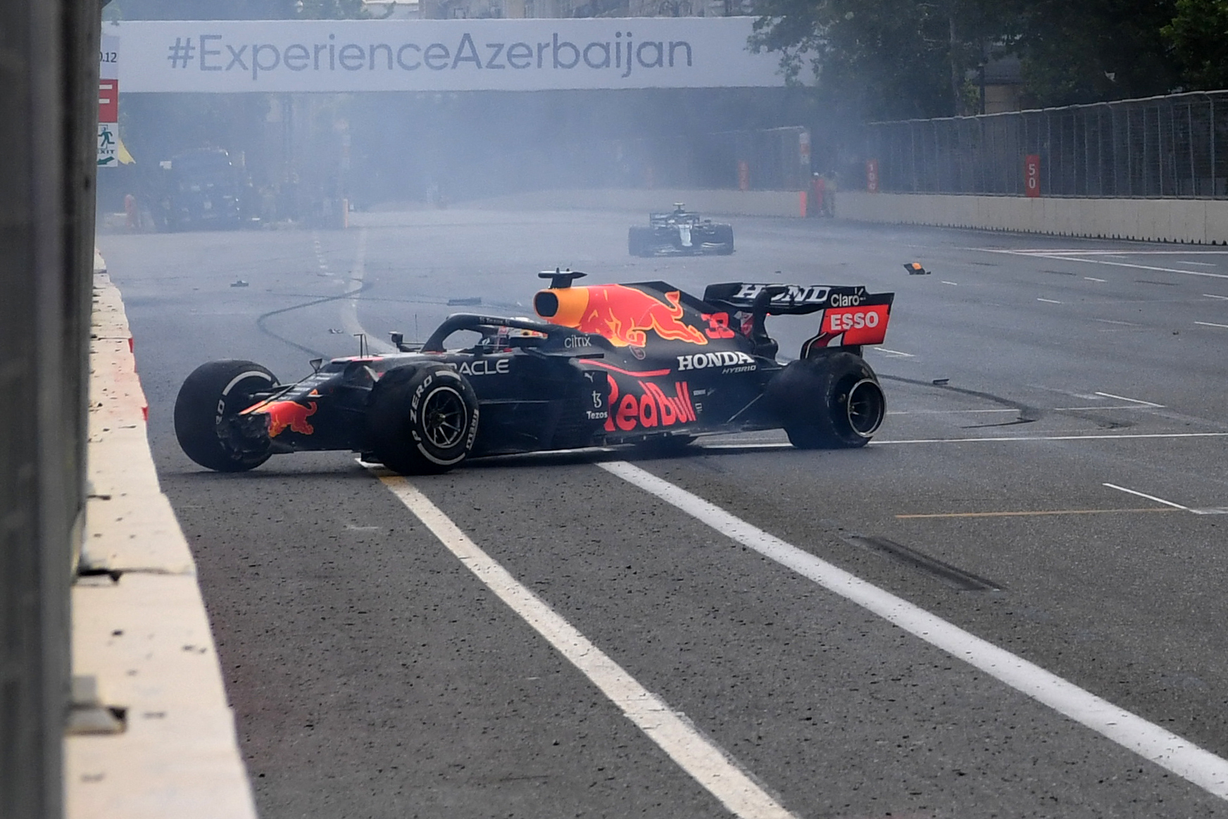 Mobil Max Verstappen mengalami kecelkaan akibat pecah ban di GP Azerbaijan
