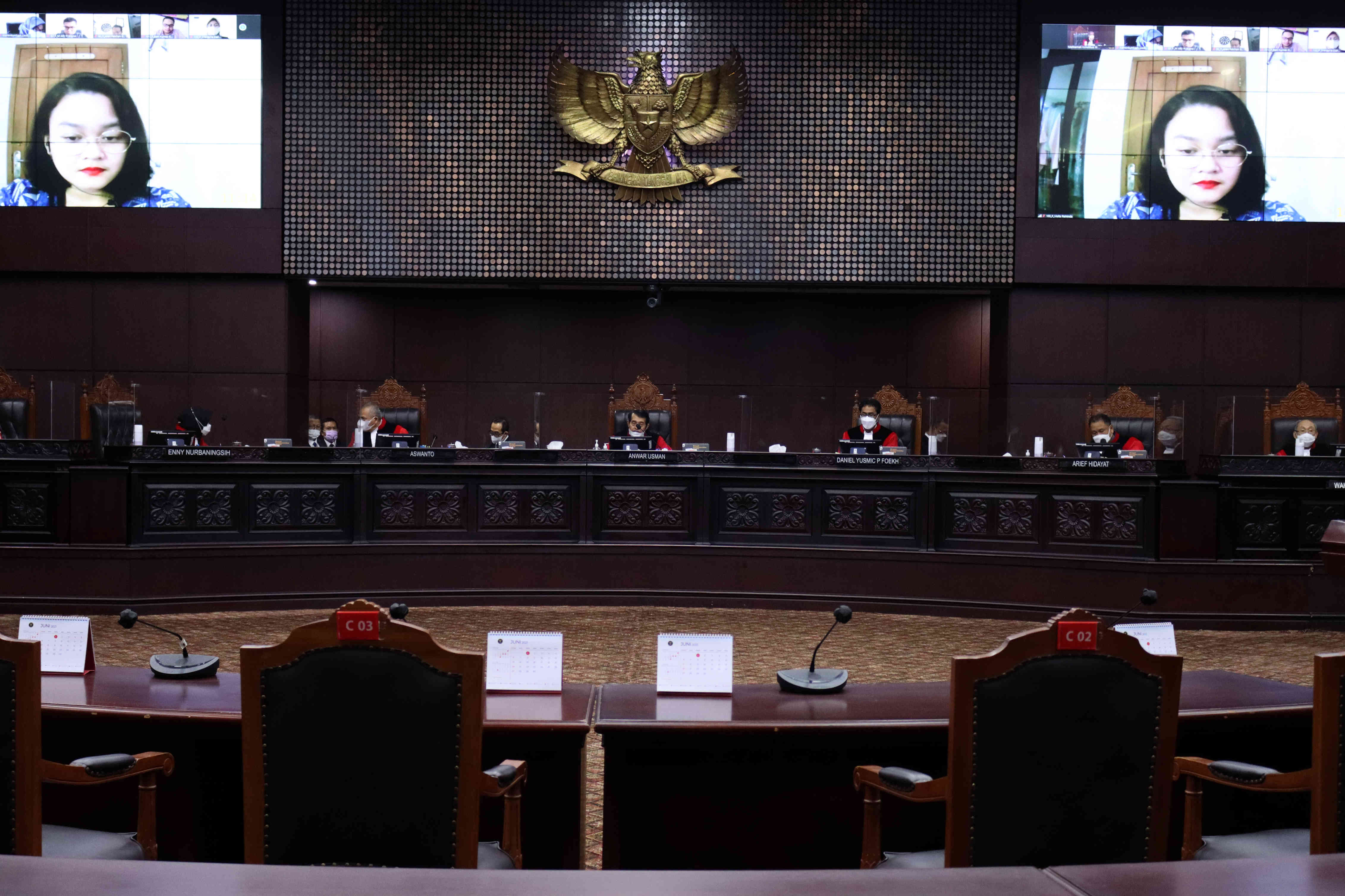 Ketua MK Anwar Usman (tengah) memimpin sidang pengujian formil dan materiil Undang-Undang Nomor 7 Tahun 2020 tentang MK, Selasa (15/6).