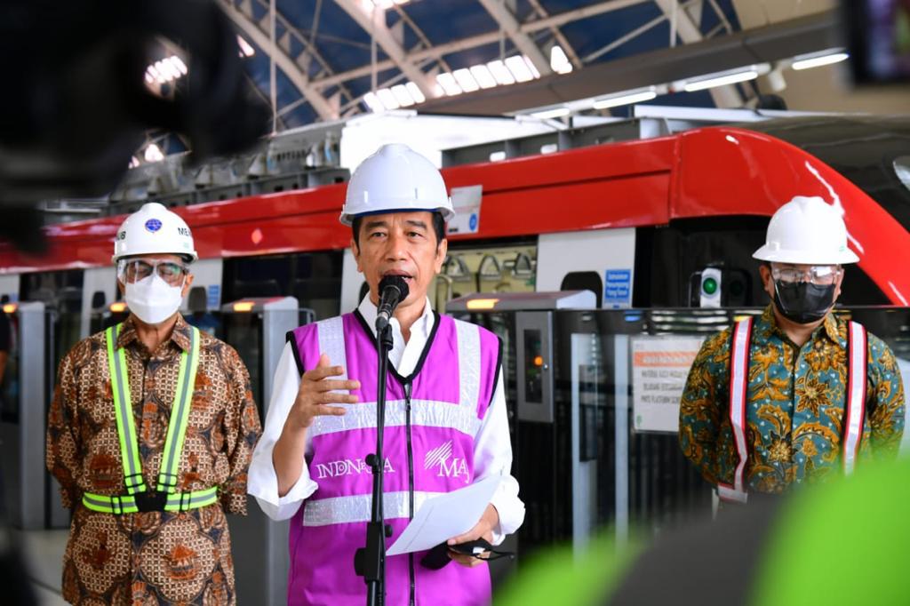 Presiden Joko Widodo usai meninjau dan mencoba LRT di Stasiun LRT Taman Mini Indonesia Indah (TMII), Jakarta.