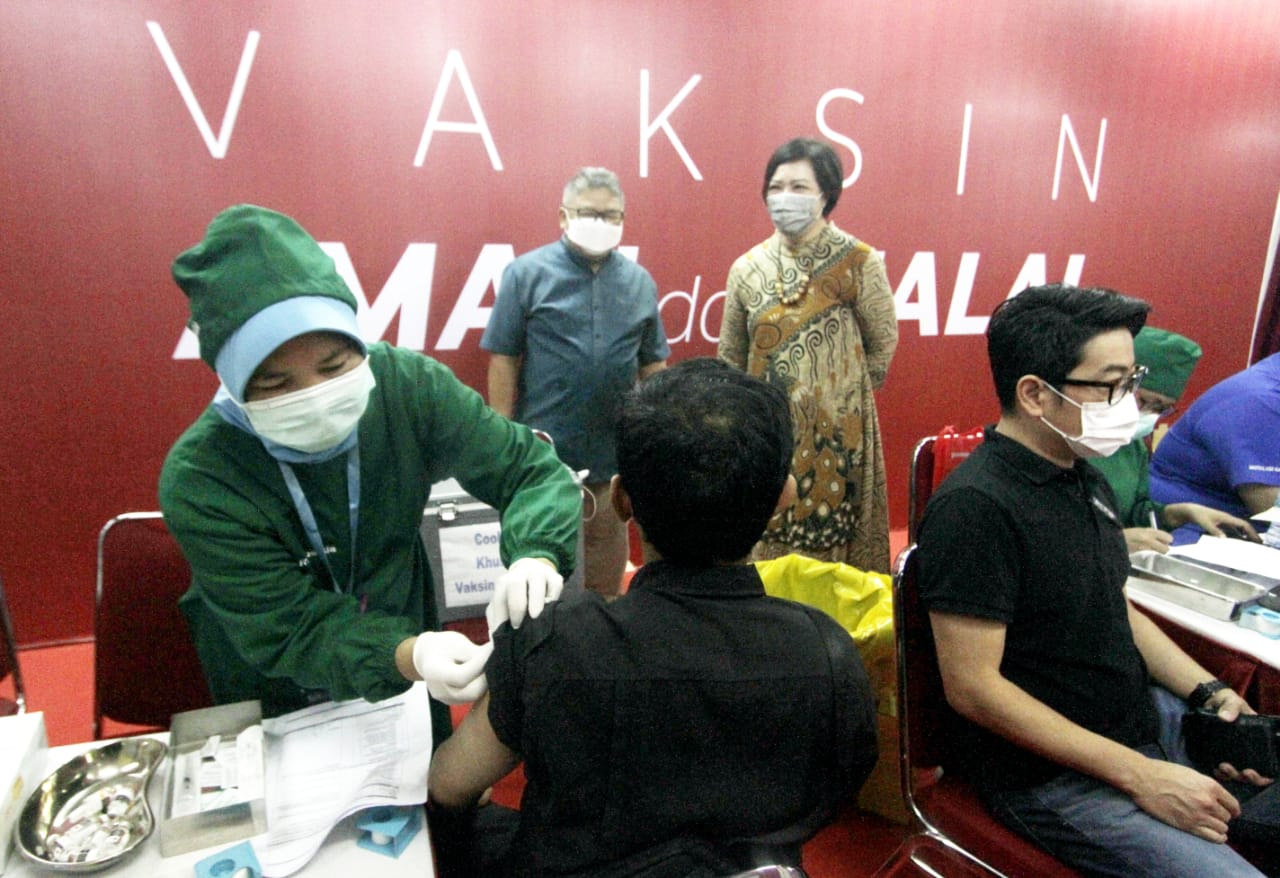 Vaksinasi tahap kedua bagi pedagang dan karyawan Thamrin City