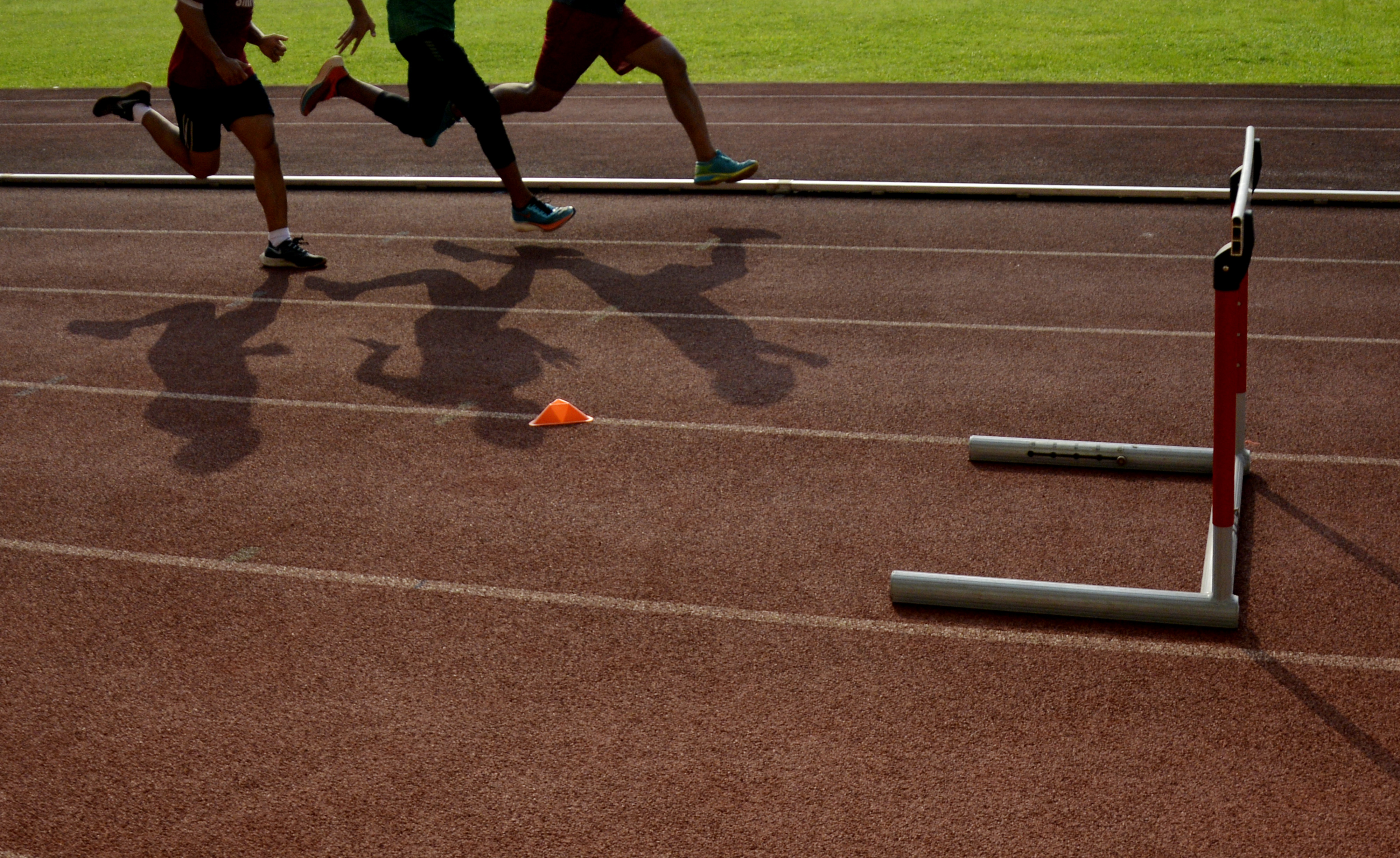 Sejumlah atlet atletik berlatih di Stadion Madya Jakarta.